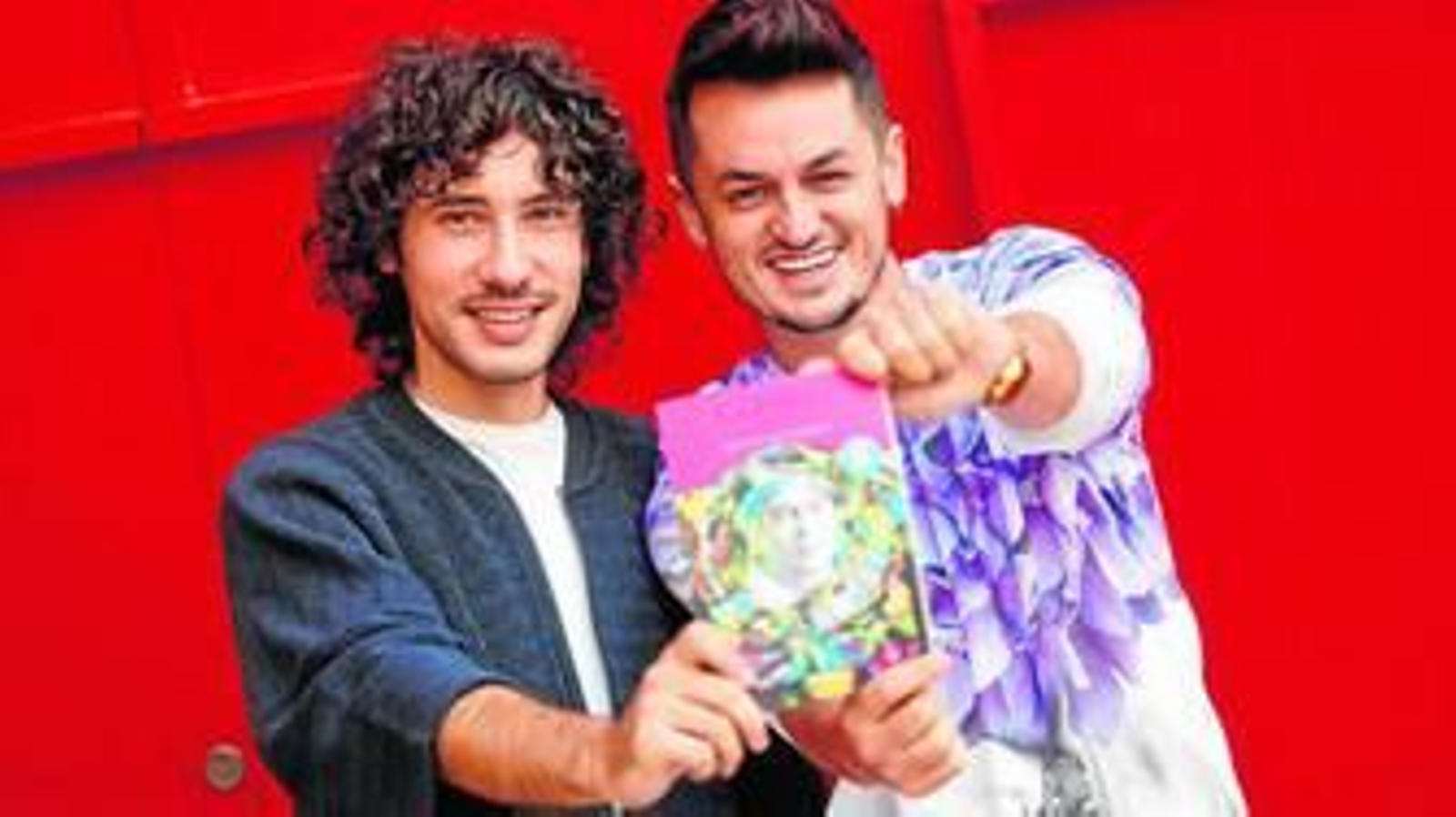 Ángelo Néstore y el algecireño Martín de Arriba -a la derecha- sonríen mientras sostienen el primer libro editado junto a Carmen G. de la Cueva con La Señora lloway.