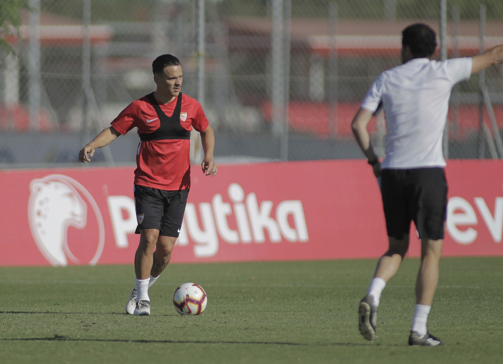 Roque Mesa avanza con el balón en un entrenamiento.