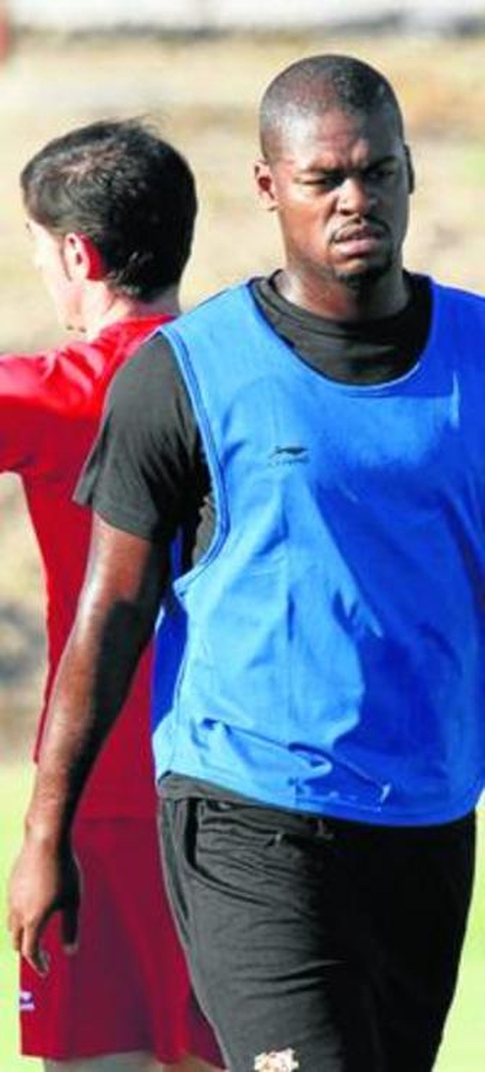 Romaric, durante un entrenamiento, con Marcelino detrás.