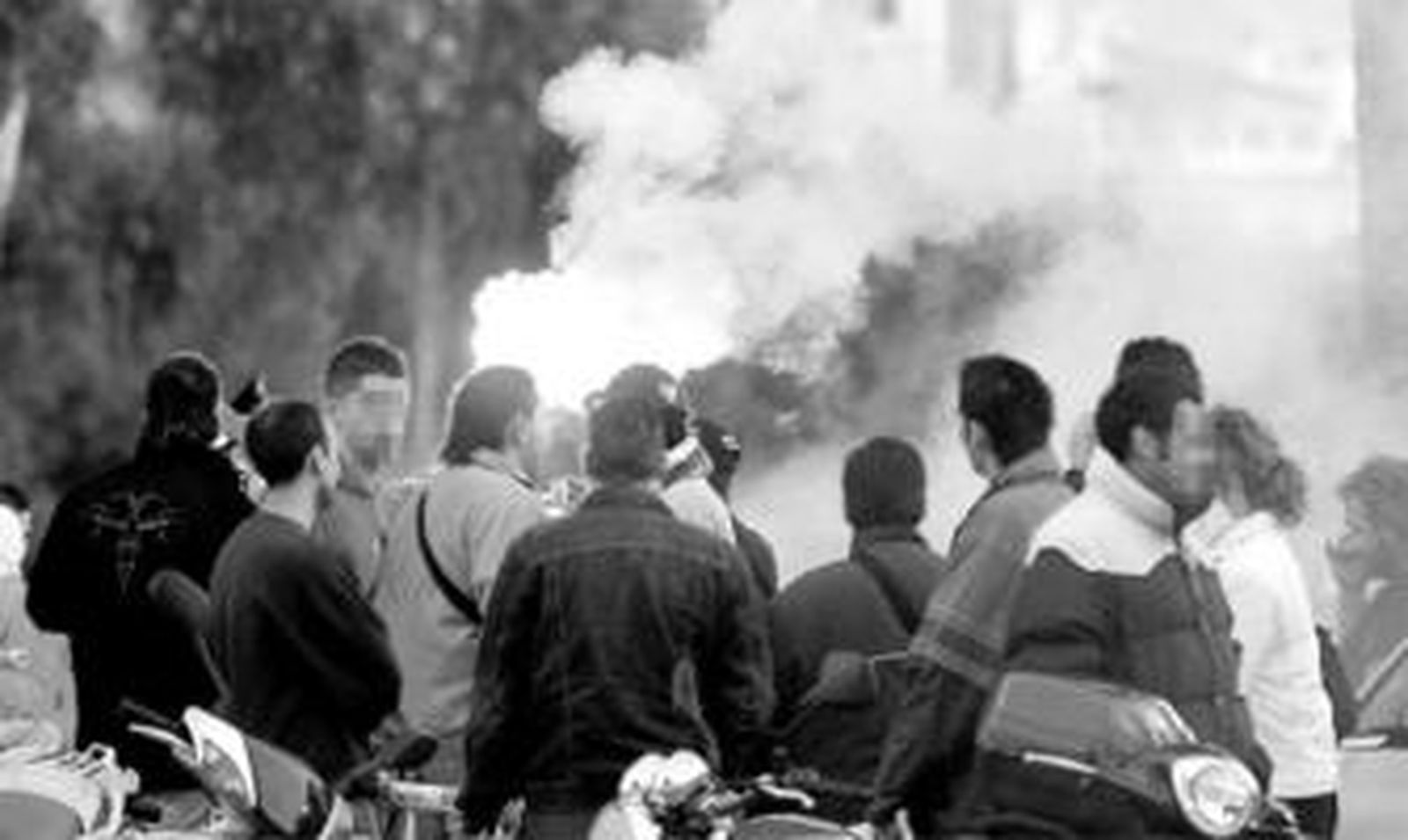Un grupo de jóvenes, frente al estadio de La Rosaleda en una foto de archivo, contemplan cómo se lanzan algunas bengalas.