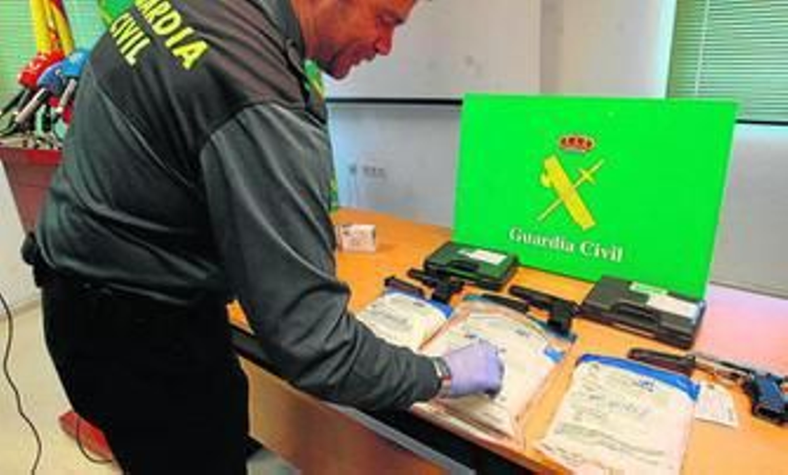 La Guardia Civil con parte de la droga incautada en la Operación Vuelo.