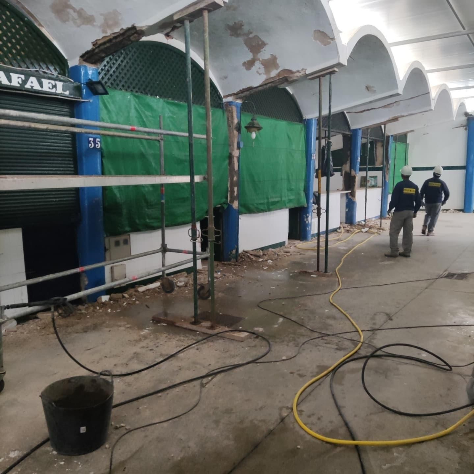 Los primeros trabajos de rehabilitación que se están ejecutando en el Mercado Municipal de Abastos de Chipiona.