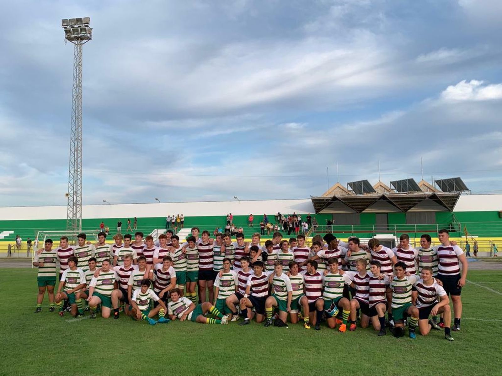 Los Sub-18 del CRAP y el Dean Close School de Oxford inglés tras jugar un amistoso.