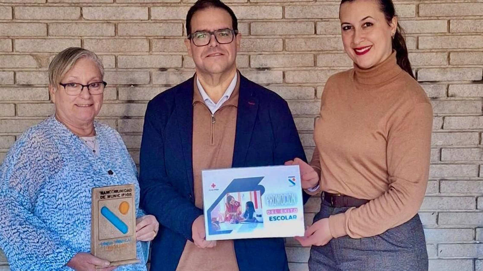 El presidente de la Mancomunidad con responsables de Cruz Roja