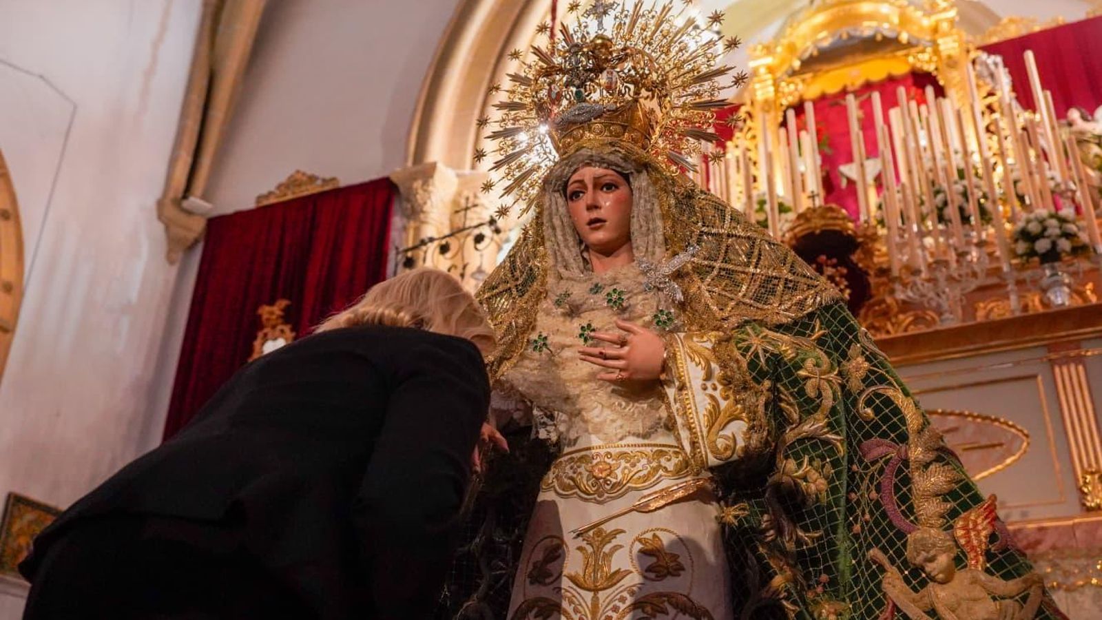 La Macarena, ya en besamanos en San Gil