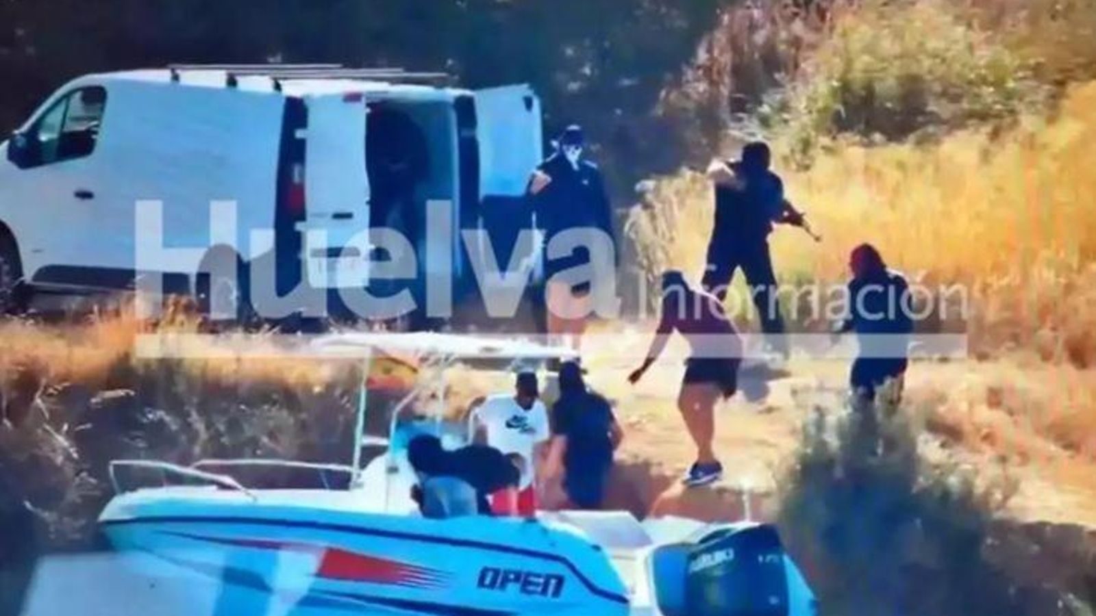 Momento de un alijo en Huelva capital a plena luz del día y con fusiles de asalto.