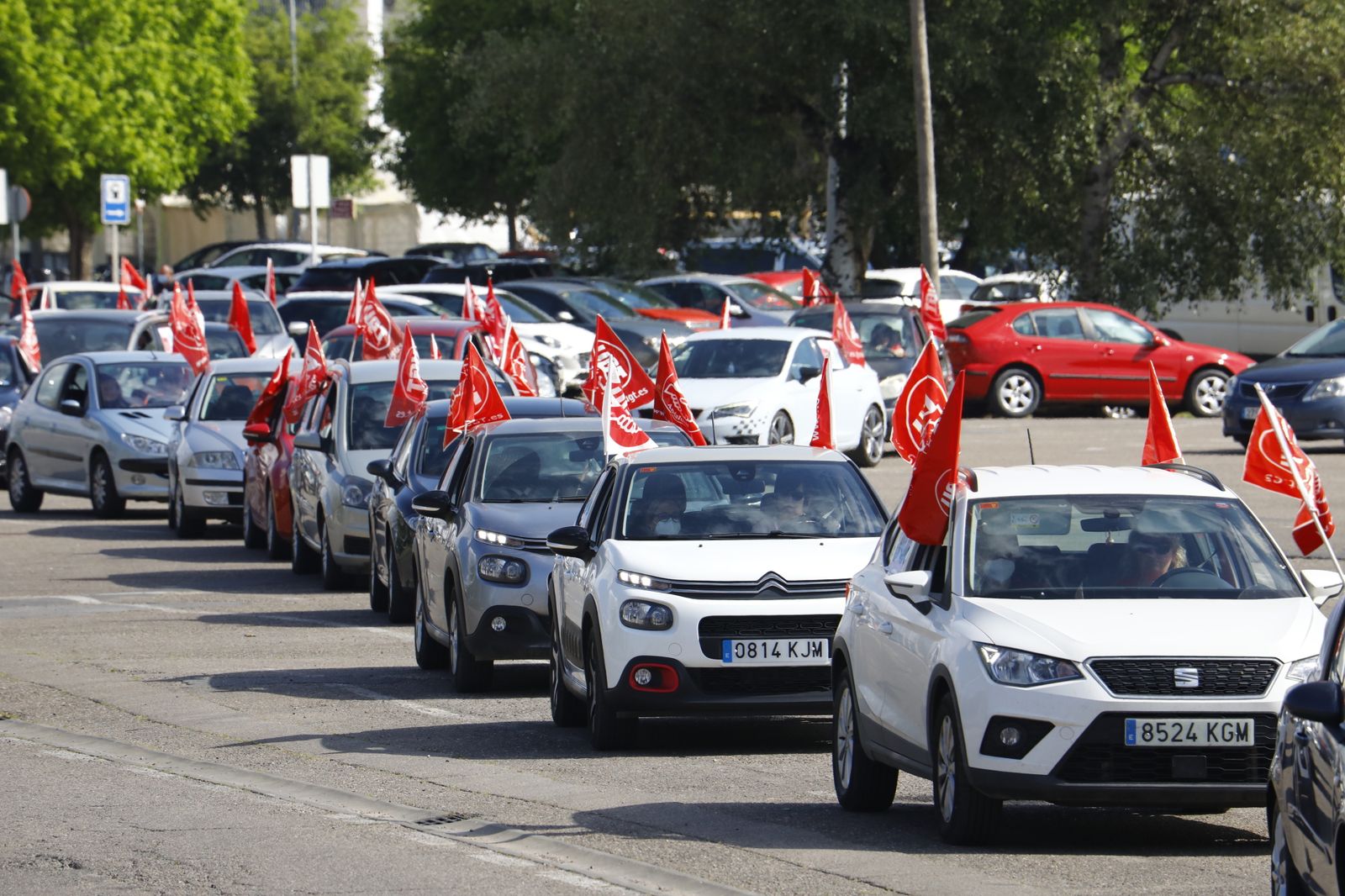 La caravana de coches de UGT en apoyo a las trabajadoras de ayuda a domicilio de Córdoba, en imágenes