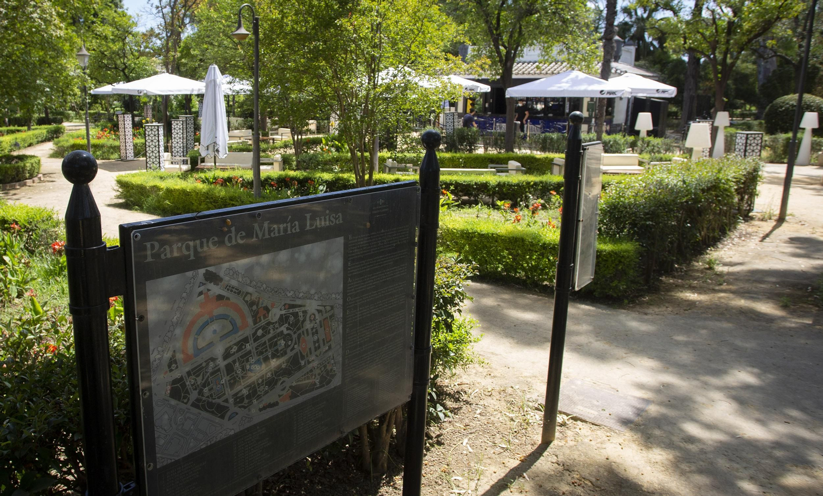 El bar de copas Líbano se encuentra en los Jardines de las Delicias rodeado de estatuas y fuentes.