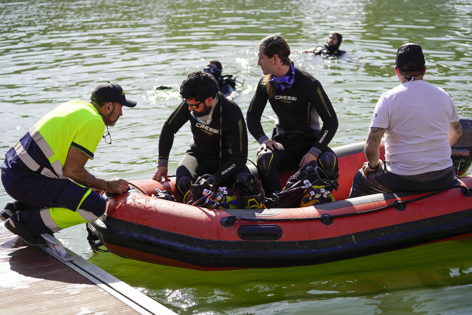 La limpieza solidaria del Guadalquivir en el Centro Náutico del Alamillo, todas las fotos