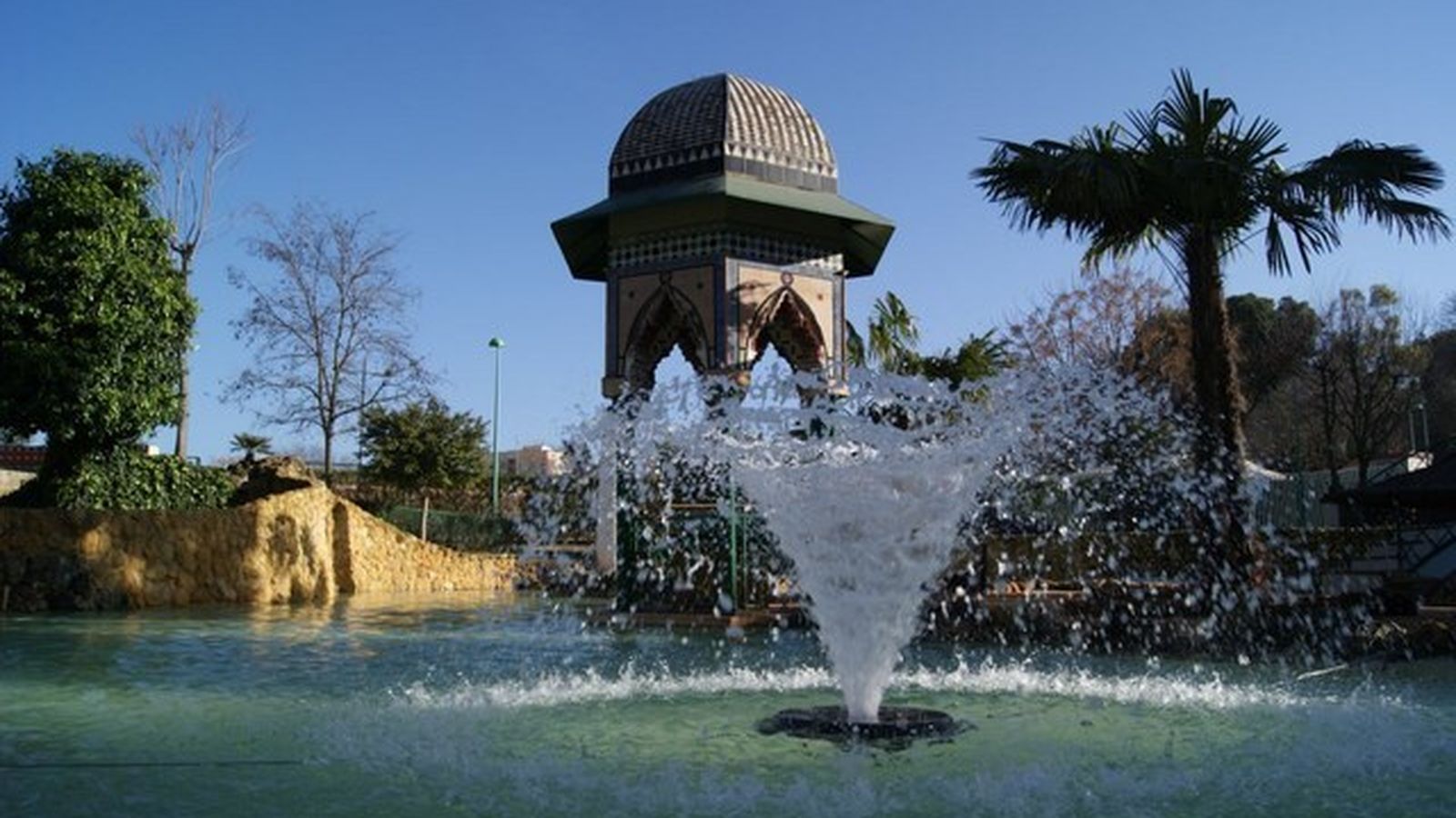 Una perspectiva de los jardines románticos diseñados por los mecenas José Larmarque de Novoa y Antonia Díaz, en el siglo XIX, hoy parque municipal.
