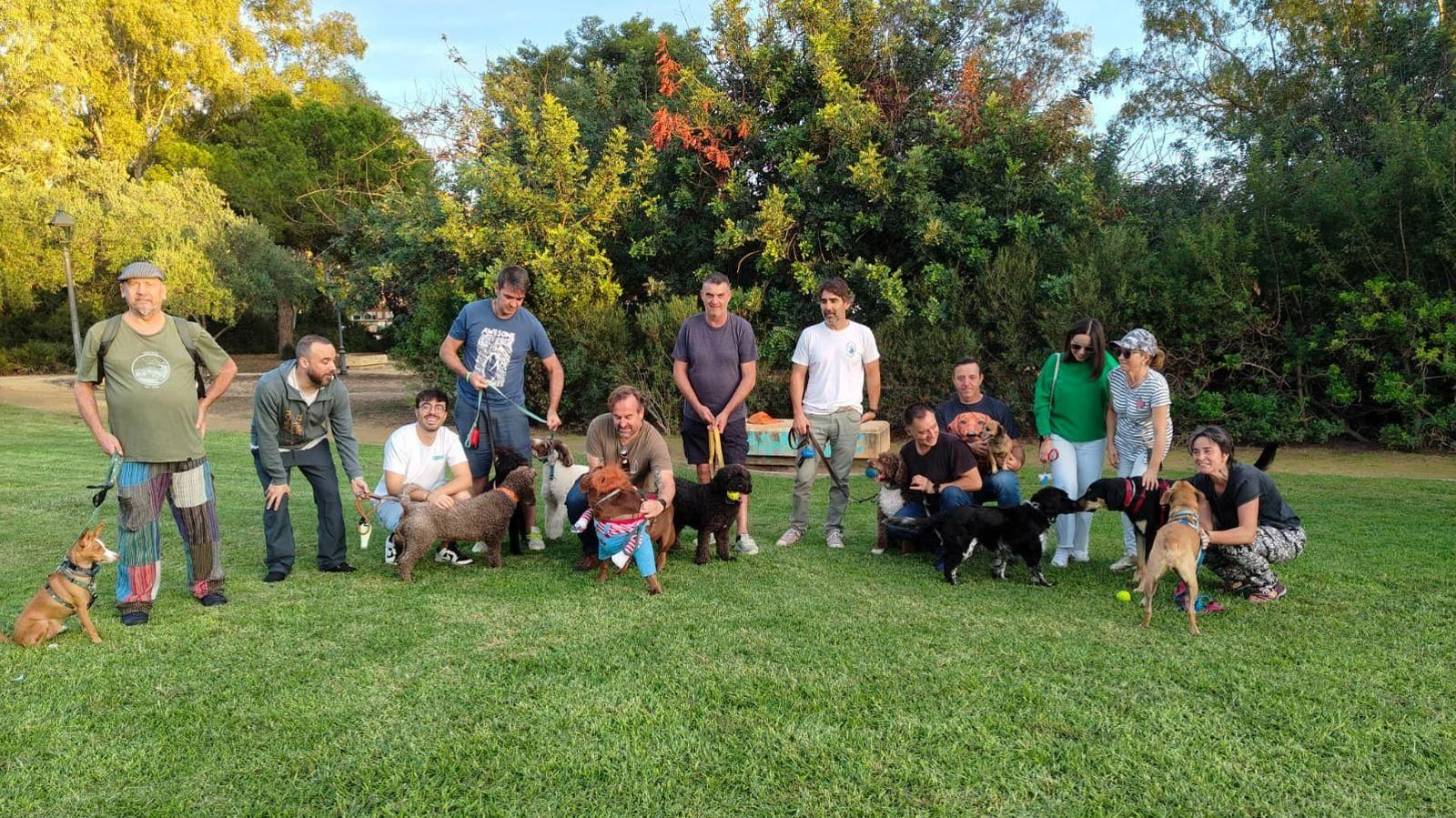 Miembros de la asociación, en el parque de La Arboleda perdida.
