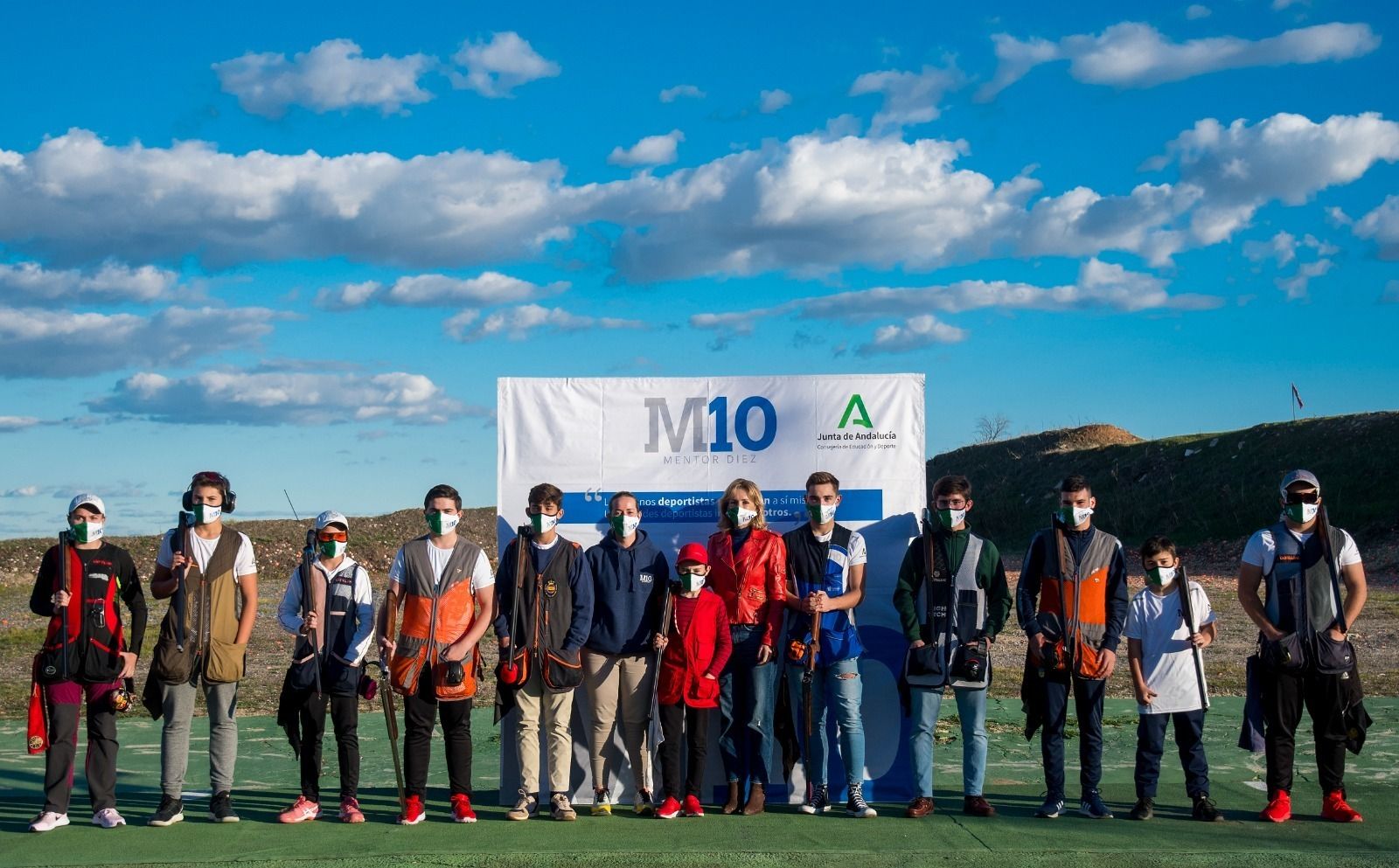 La medallista olímpica Fátima Gálvez con participantes del programa Mentor en La Carlota.