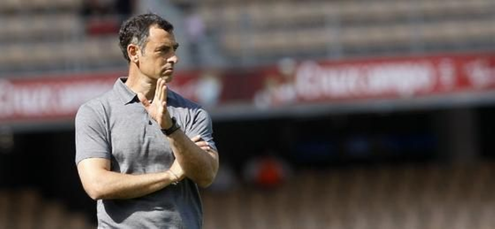 Javi López corrige posiciones durante el encuentro de ayer.

Foto: Juan Carlos Toro