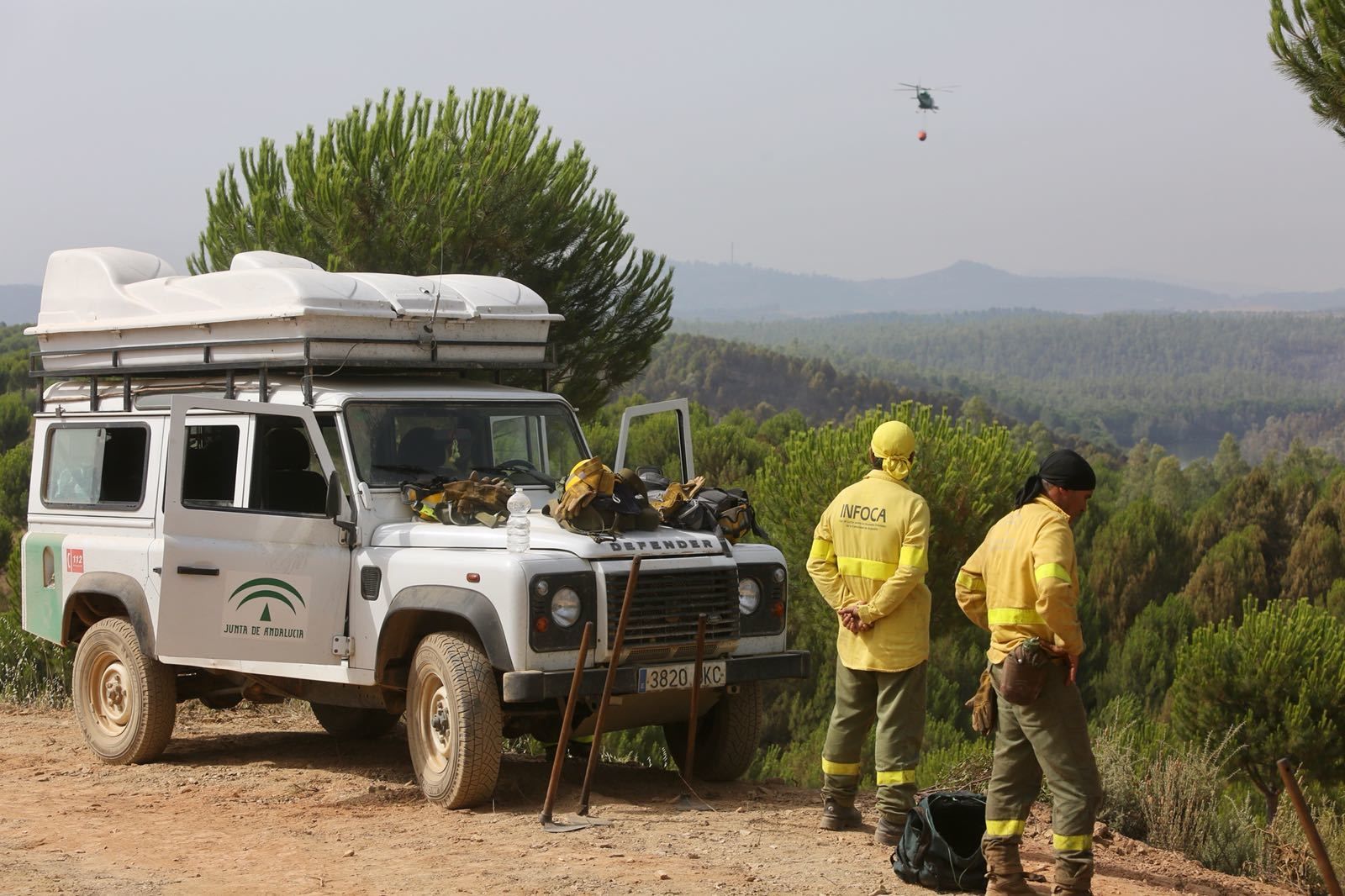 Los trabajos del Infoca en el incendio de Almonaster