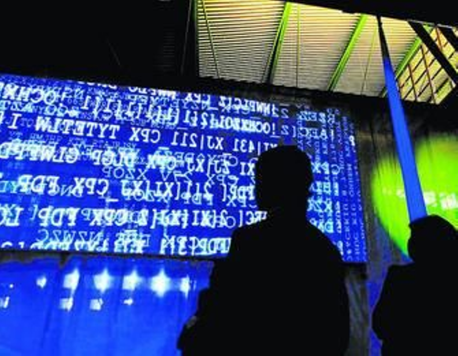 Dos personas observan pantallas durante la presentación del Andalucía Lab.