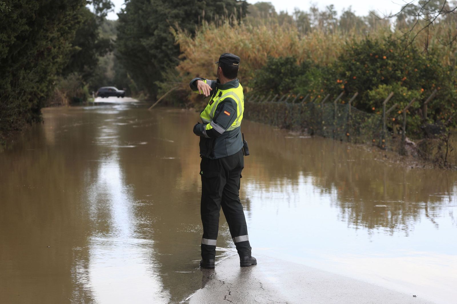 Un agente  de la Guardia Civil  indica a un vehículo que se de la vuelta y que no cruce la carretera inundada | Imagen de archivo
