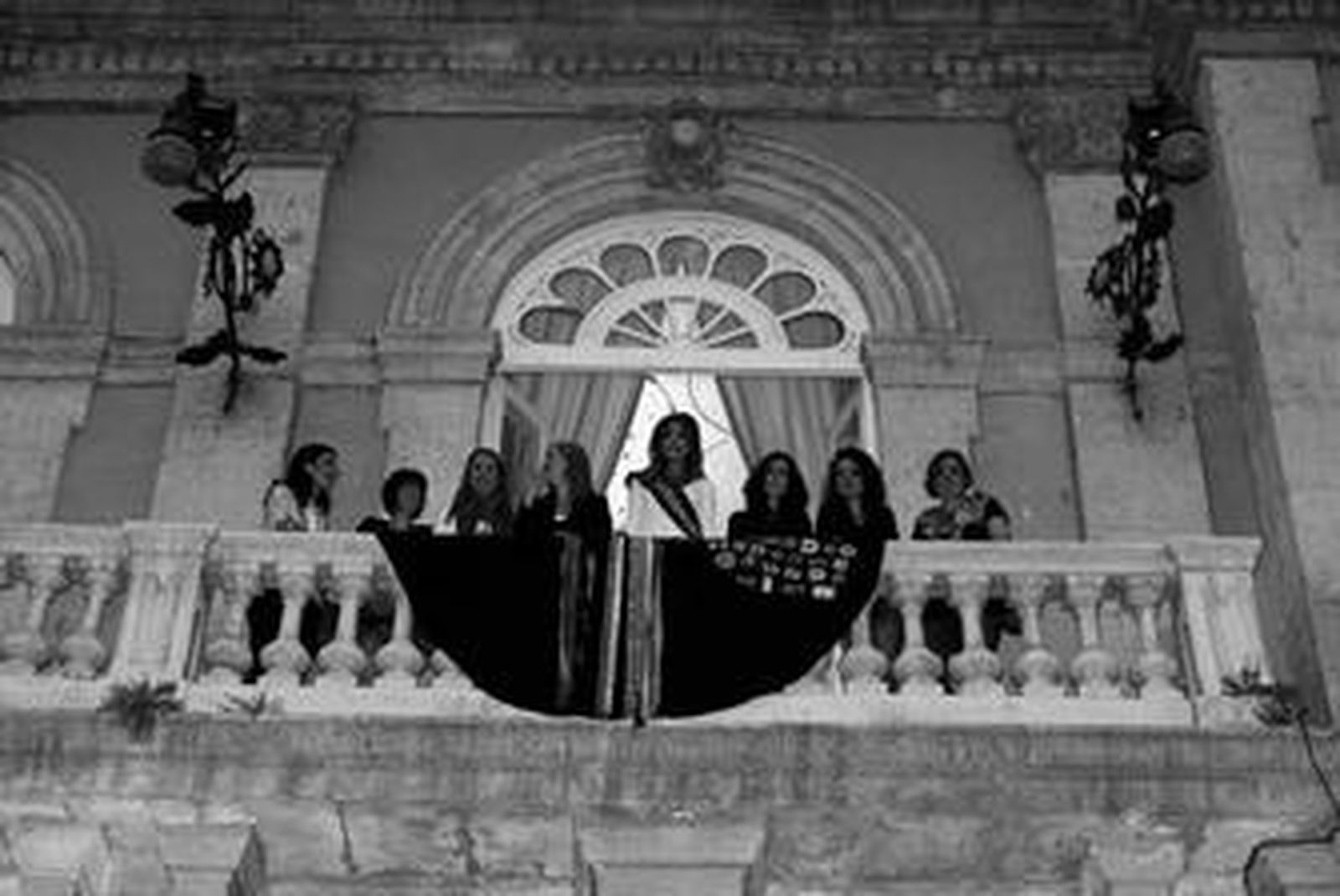 Mar Segura, protagonista del programa 'Mujeres Ricas', recibió una canción de los tunos.