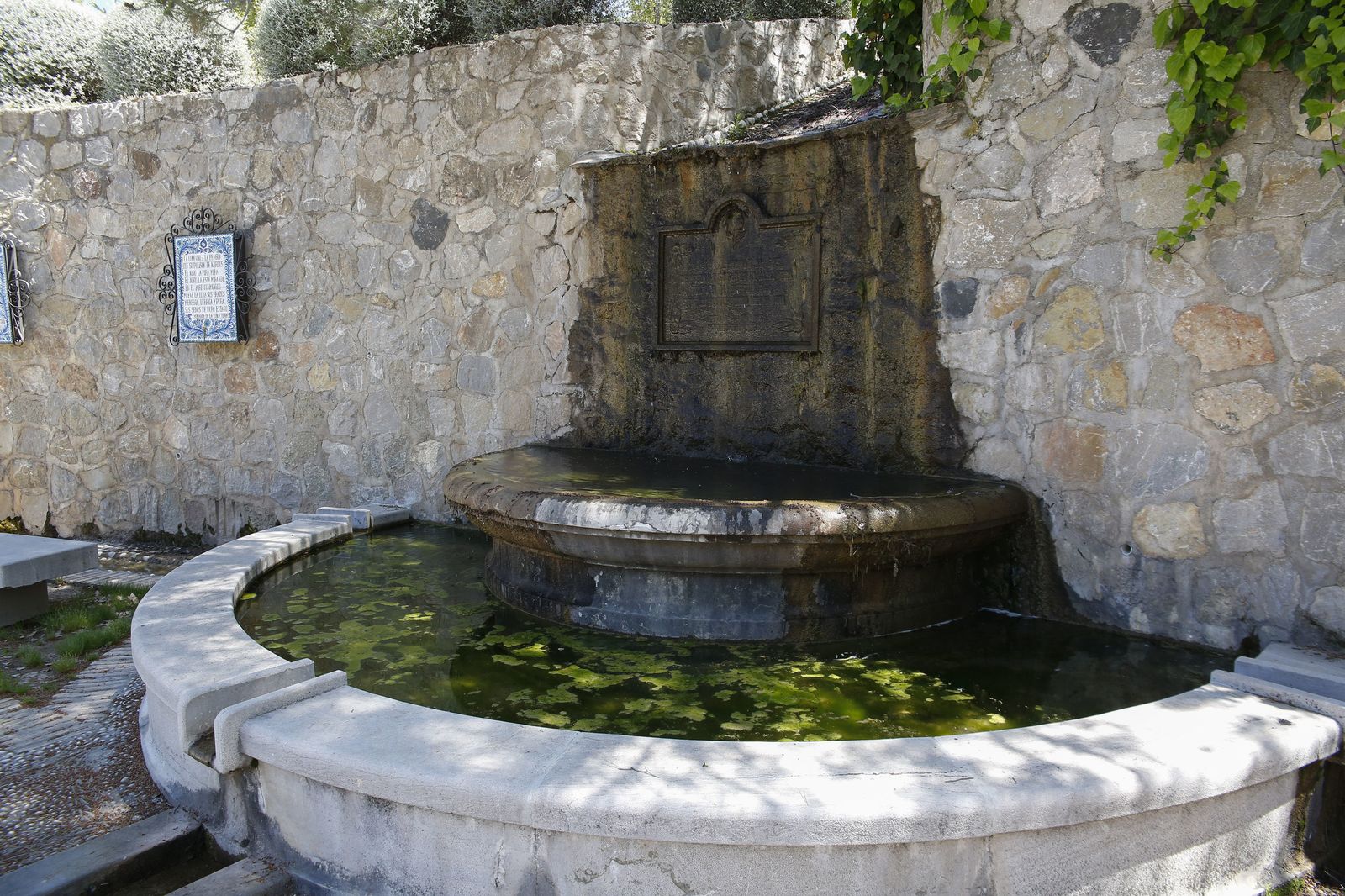 Fuente de la explanada principal del Parque Federico García Lorca de Alfacar, bajo la cual se llevará a cabo esta tercera búsqueda.
