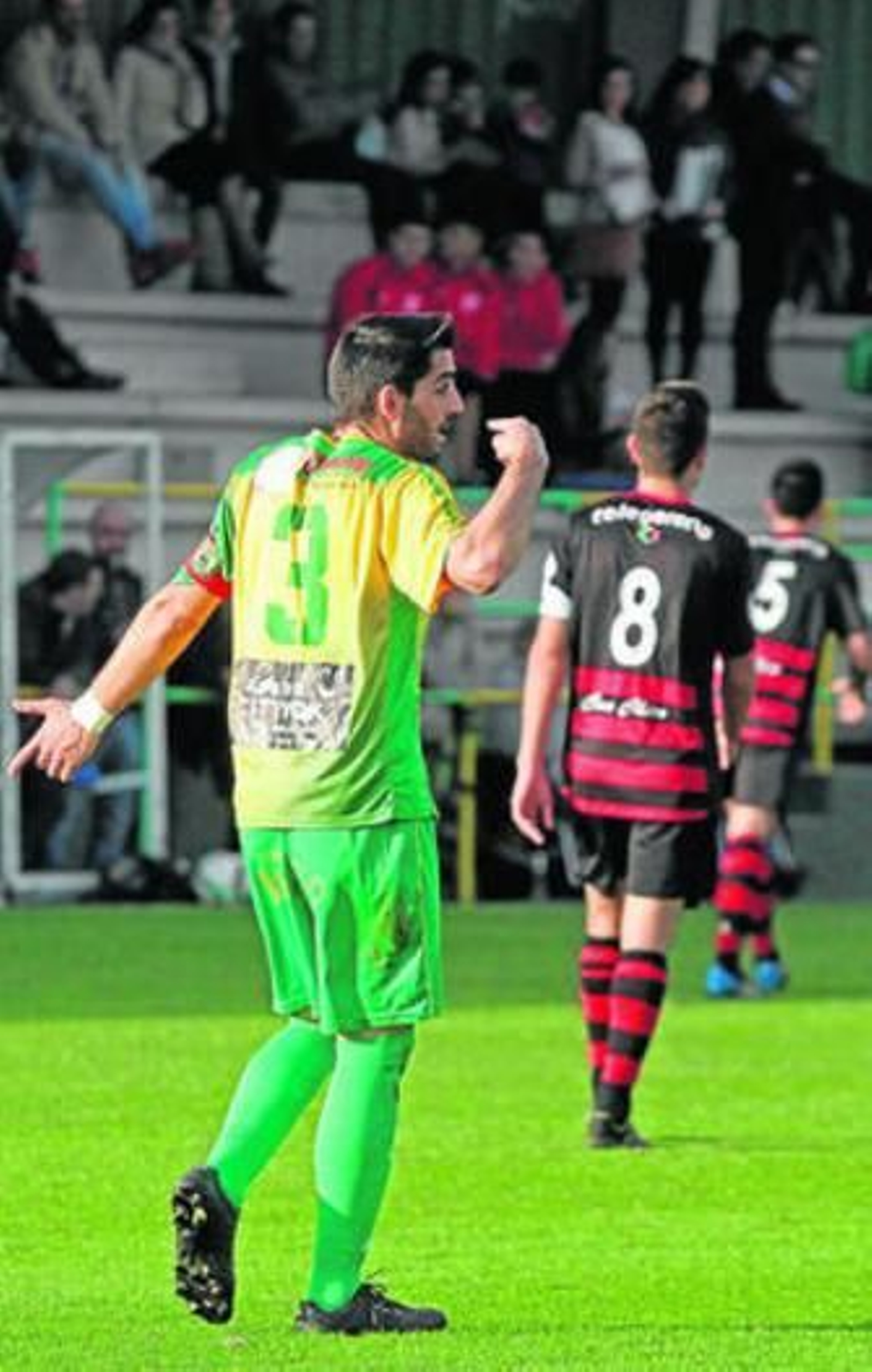 El capitán Dani Guerrero pide explicaciones tras un gol del Gerena.