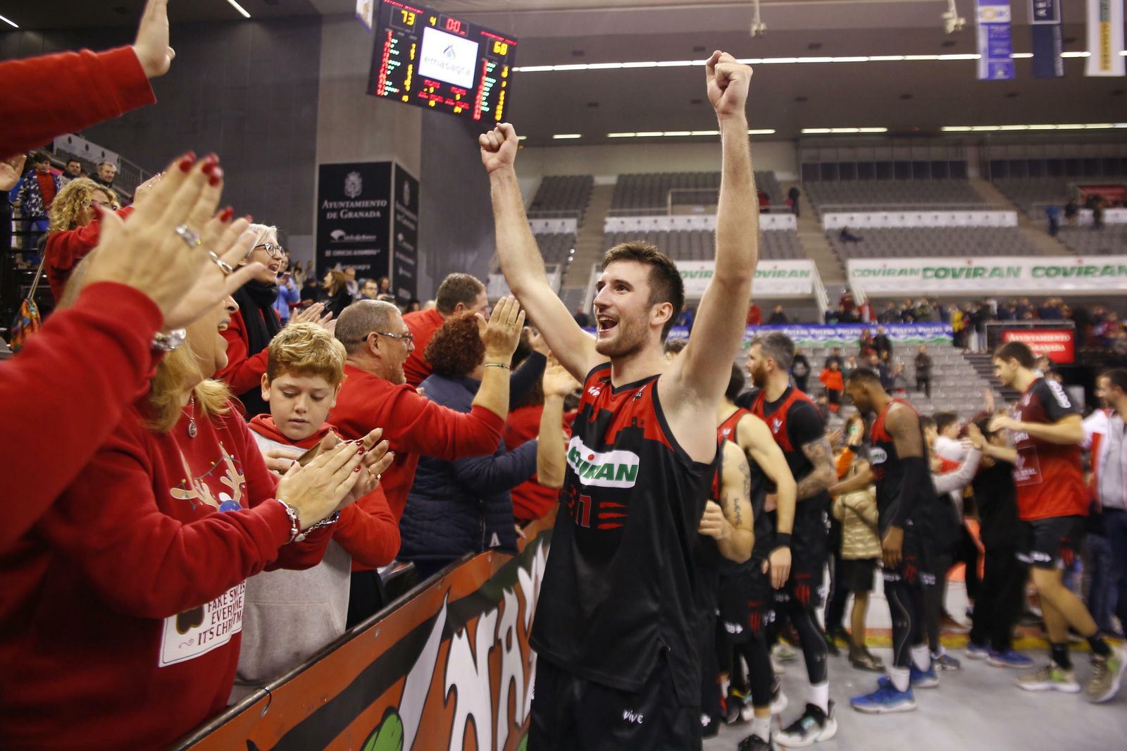 Joan Pardina celebra un triunfo con la afición nazarí