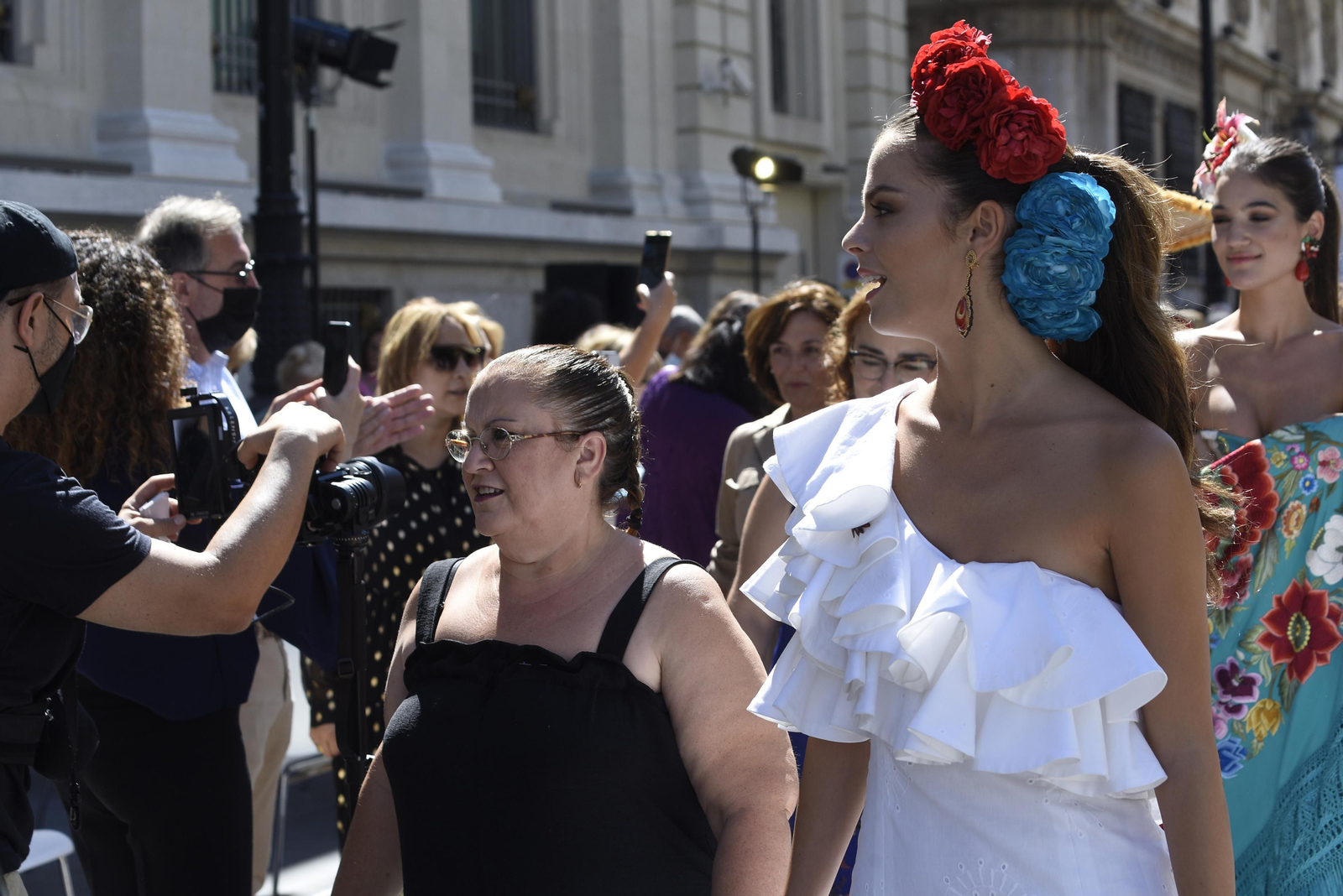 El desfile de moda flamenca de la Avenida de la Constitución, en imágenes