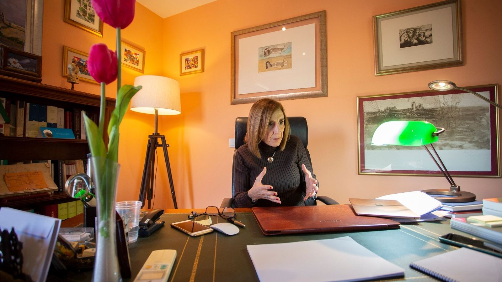 La abogada Sandra Márquez, en su despacho de Alcalá de Guadaíra.