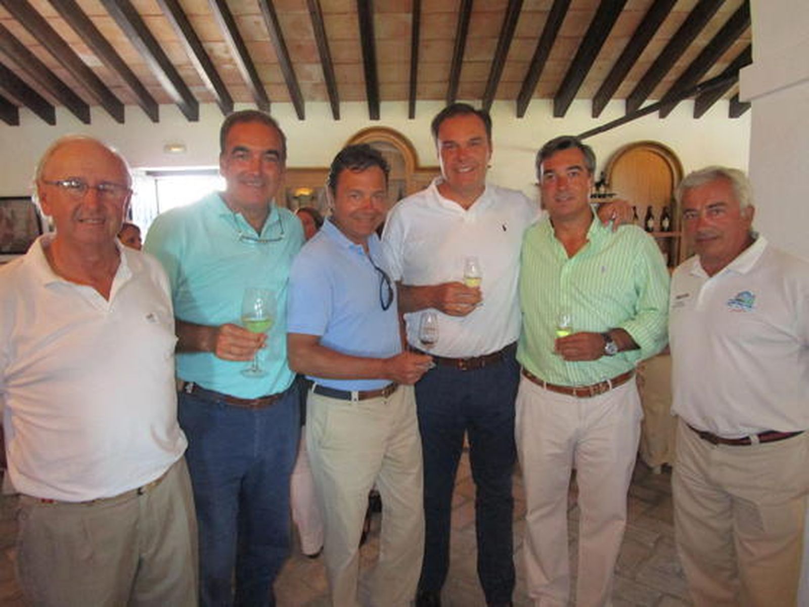 Pepe Gómez, Antonio Barbadillo, Fernando García Ferrer, Gabriel y Pablo Barbadillo y Manuel Álvarez, apoyaron un año más el trofeo Amsudán y tras finalizar el encuentro deportivo, se trasladaron a la bodega donde tuvo lugar el almuerzo y la entrega de trofeos  Foto: Ignacio Casas de Ciria