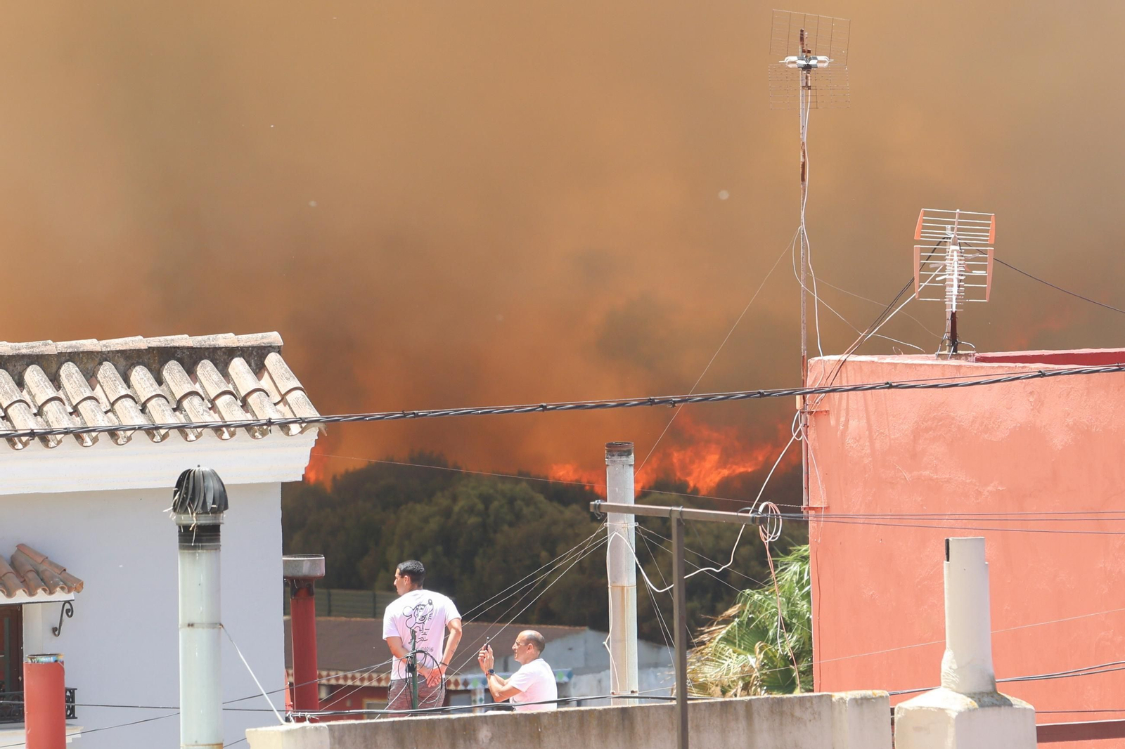 Las fotografías del incendio en el paraje de Botafuegos, en Algeciras
