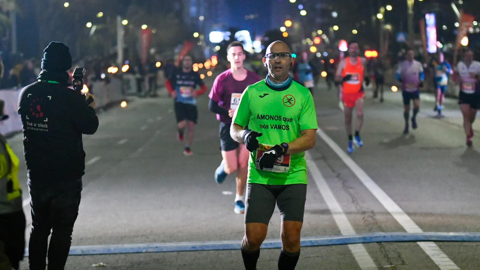 Atletas entran en línea de meta en la pasada edición.