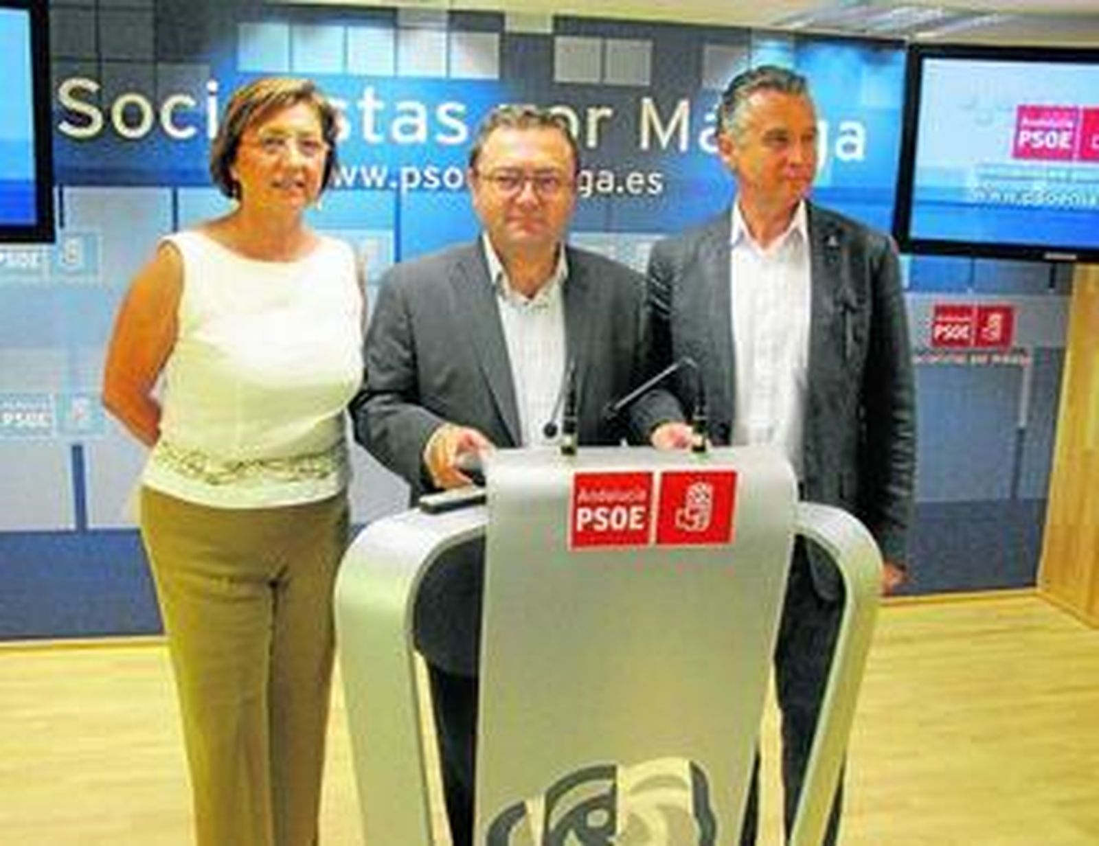 Heredia, flanqueado por Paulino Plata y Marisa Bustinduy, los nombres que más suenan para el Puerto.