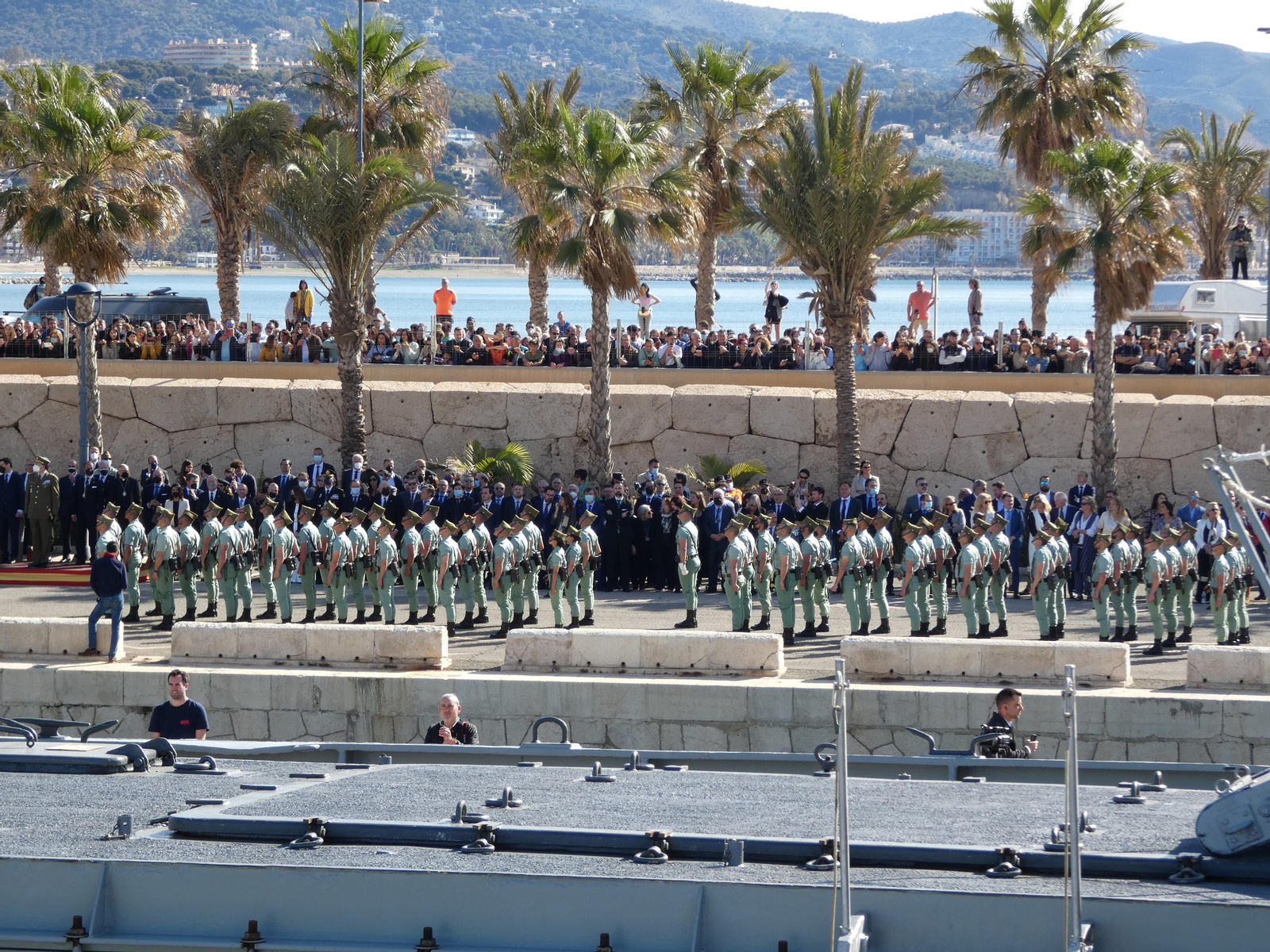 Desembarco legionario en el muelle adosado al dique de levante.