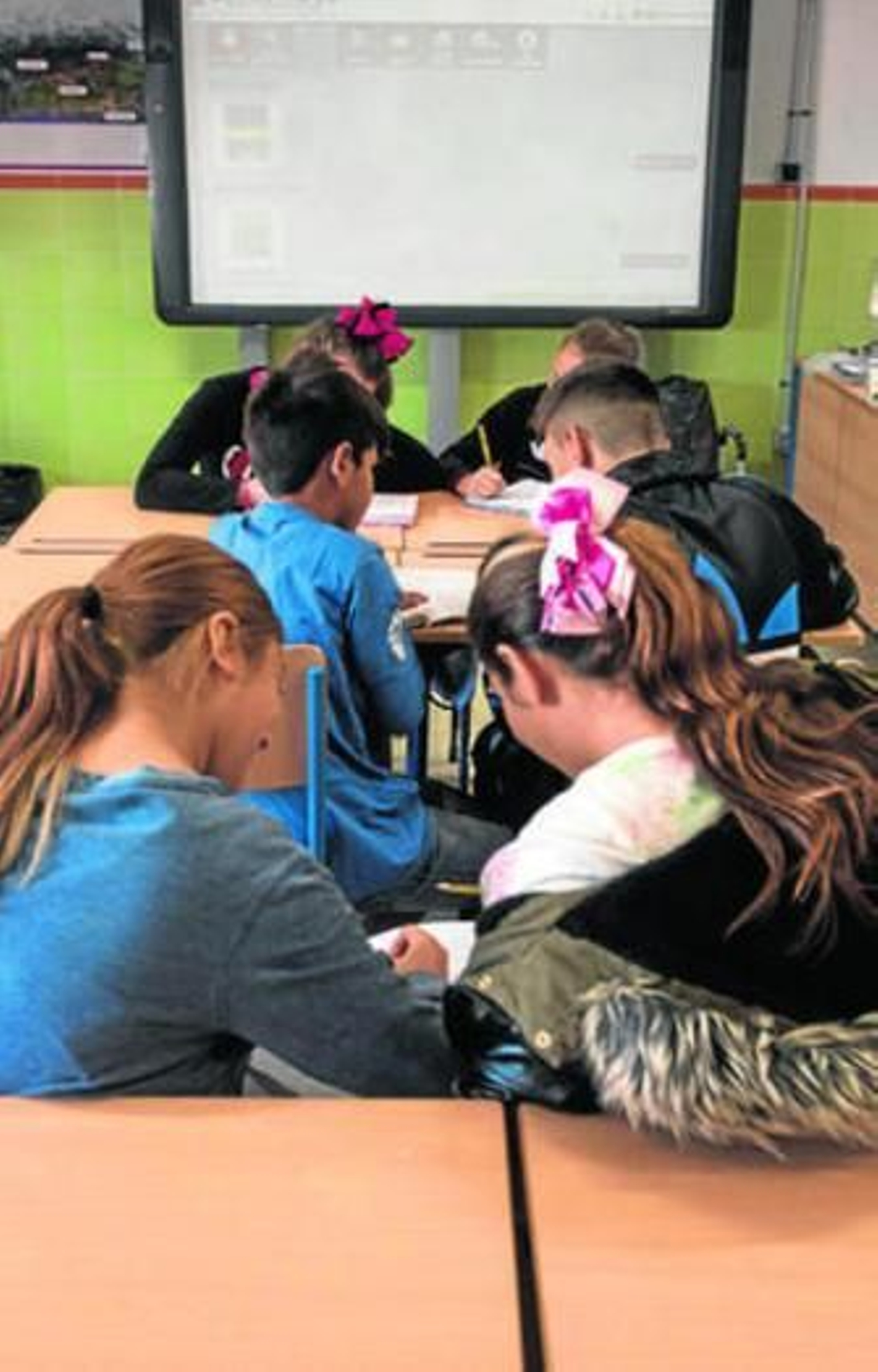 Alumnos trabajan en una clase del colegio Doctor Gálvez Moll, en La Palmilla.