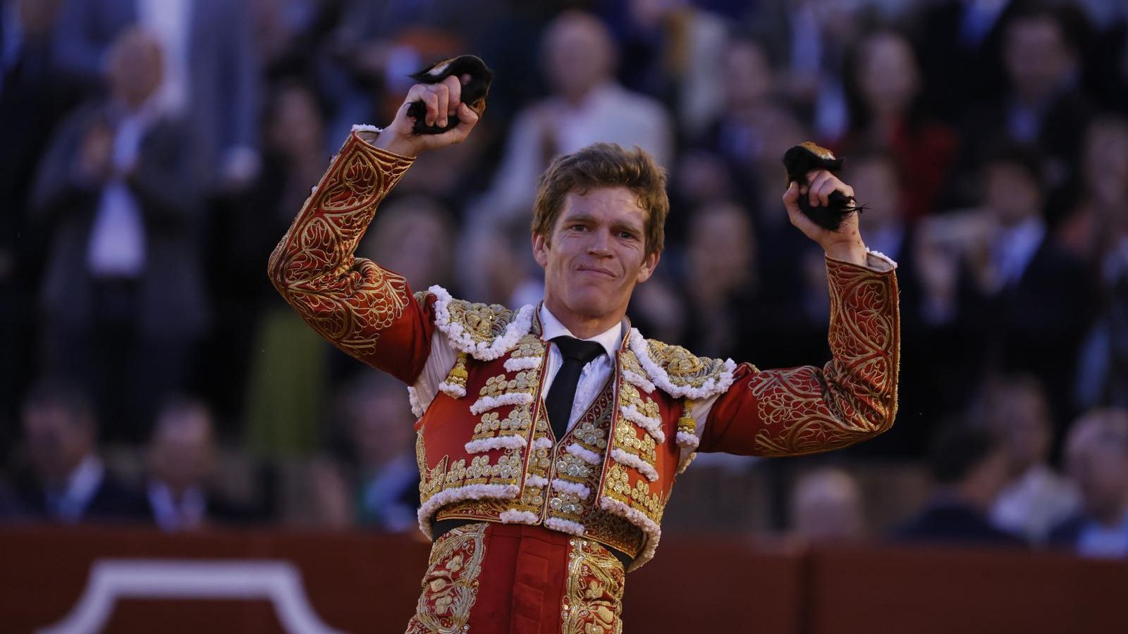 Borja Jiménez cortó dos orejas al sexto de una corrida de Jandilla que caminaba al despeñadero.