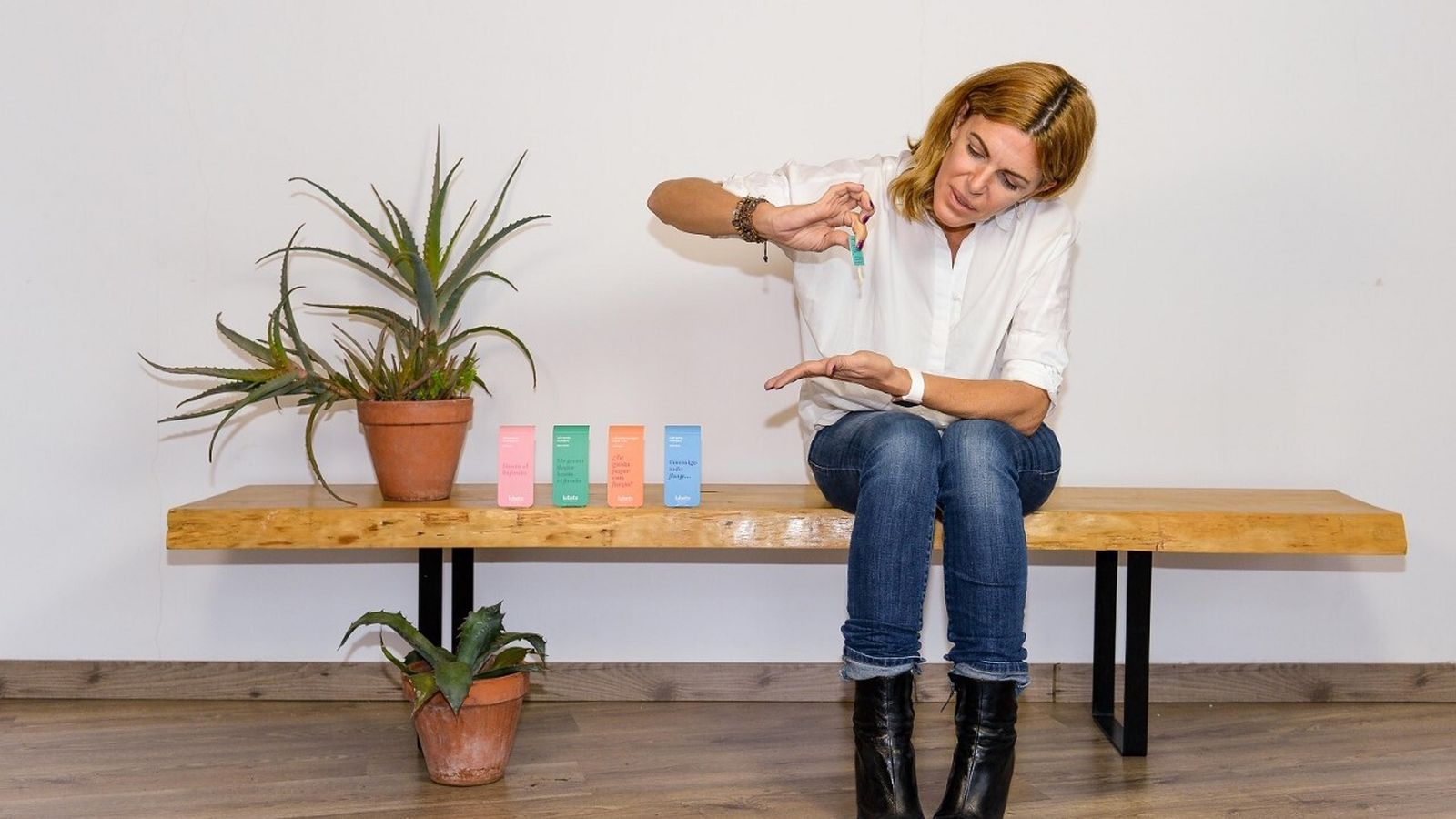 Zurita abre uno de los sobres monodosis,