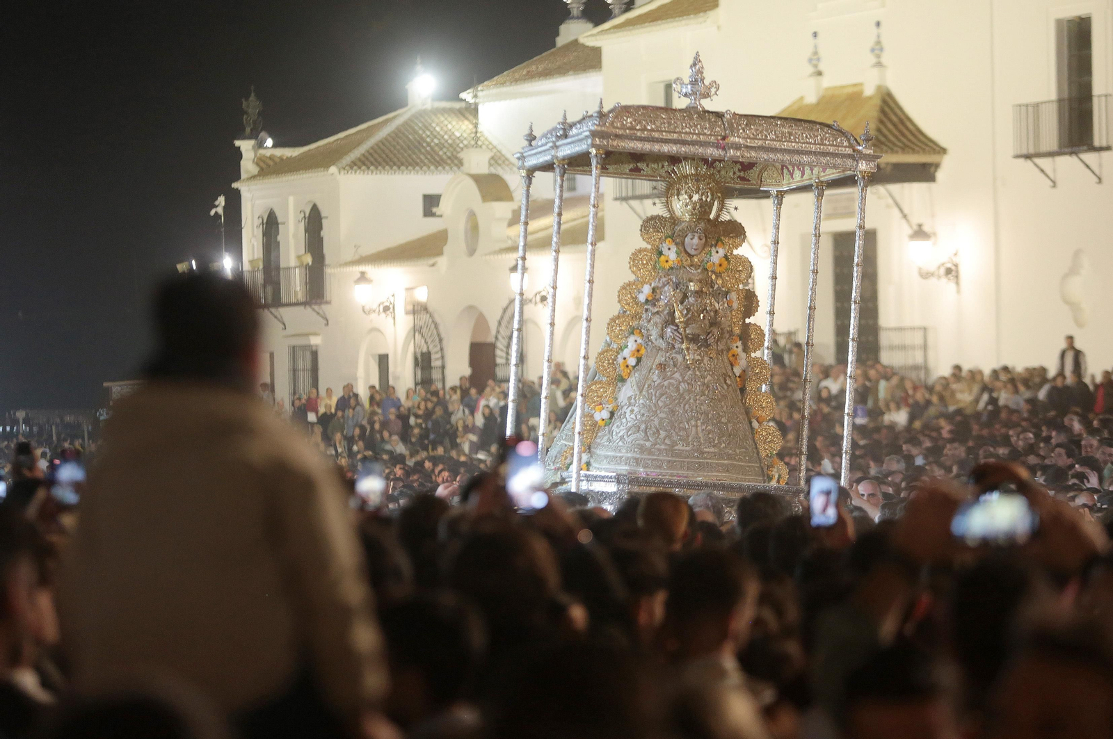 El Rocío 2023: Salto a la reja y procesión de la Virgen del Rocío en imágenes