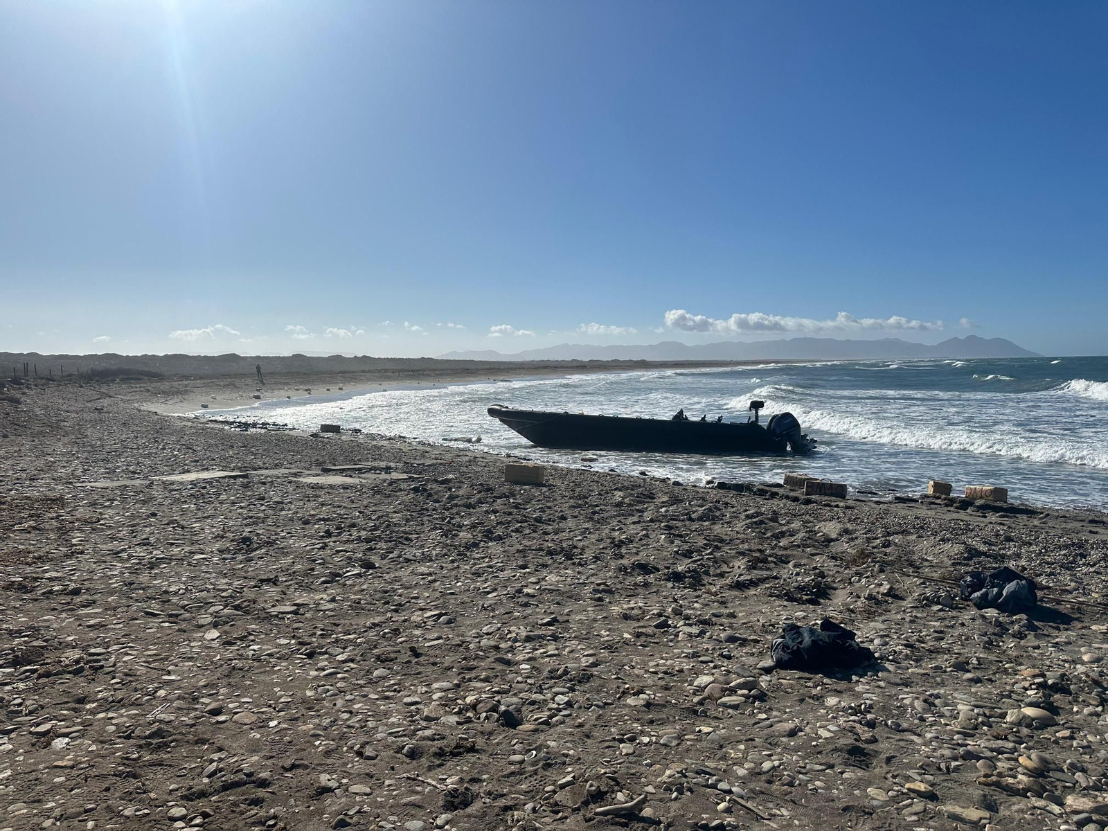 Lancha utilizada por los condenados en la playa de Torregarcía.