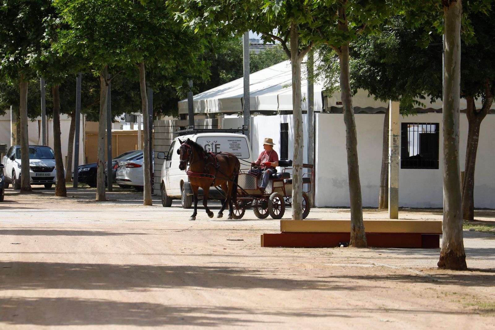 Los preparativos de las casetas de la Feria de Córdoba, en imágenes