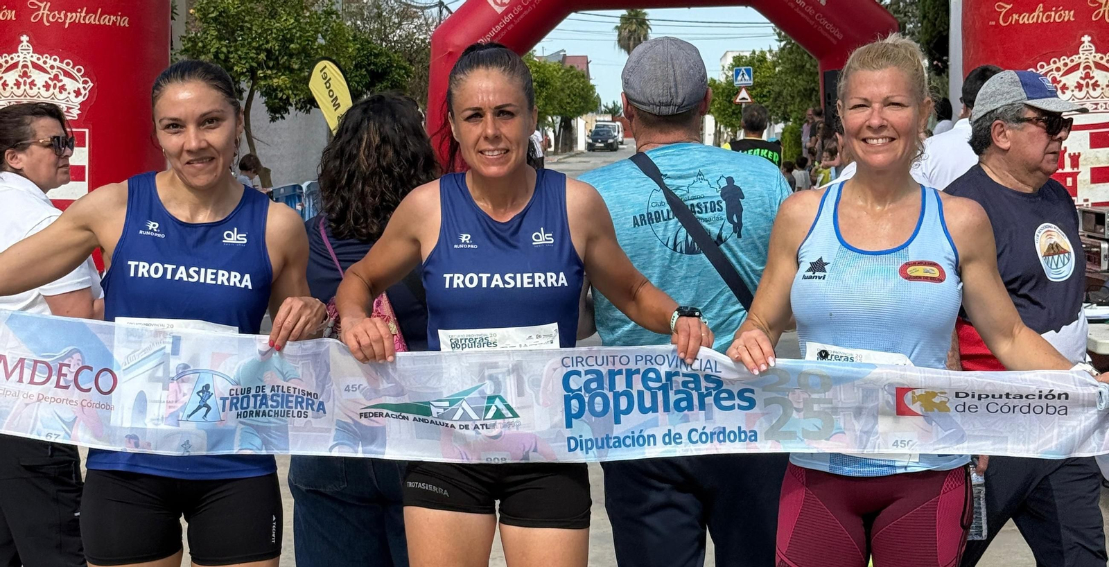 Isabel Cristina García posa junto a Lisa Esquivel e Inmaculada Rivera.