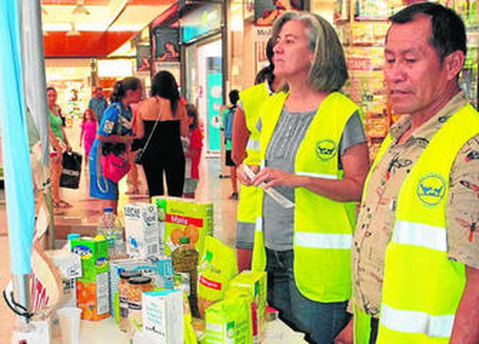 Los jugadores del Almería cambian un autógrafo por un kilo de alimentos