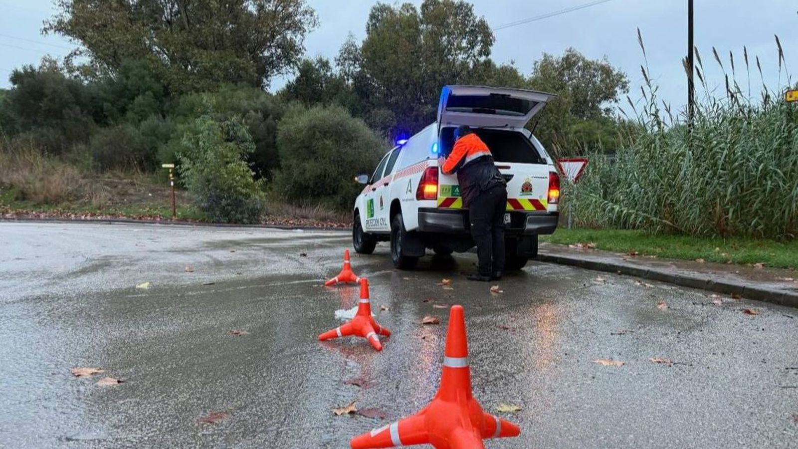Una patrulla de Protección Civil en Los Barrios.