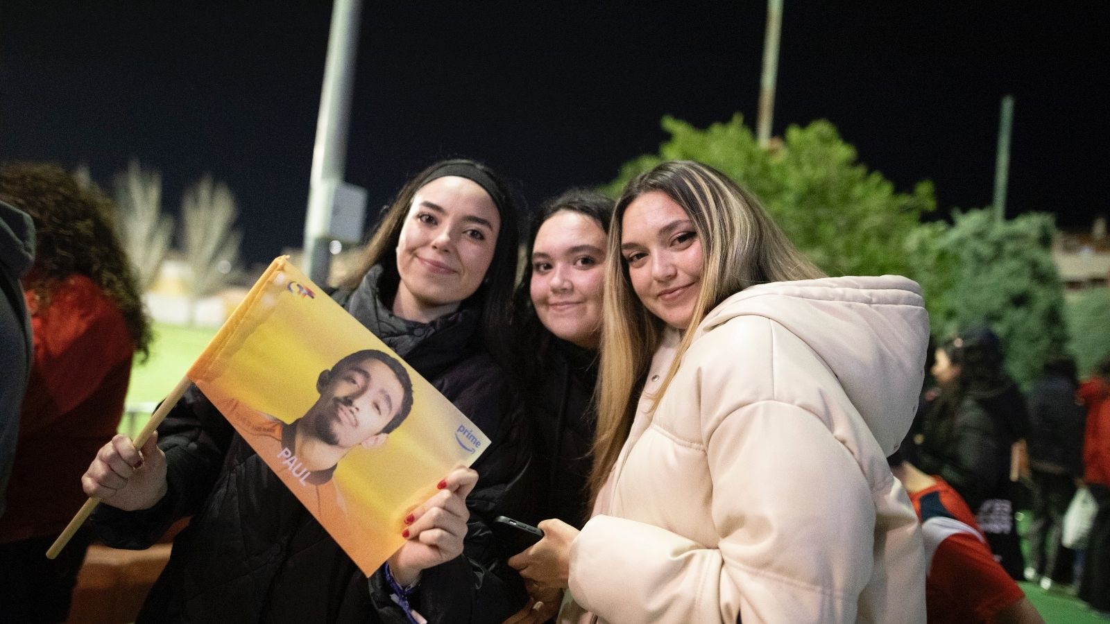 Un grupo de fans de Paul Thin espera para acceder al pabellón