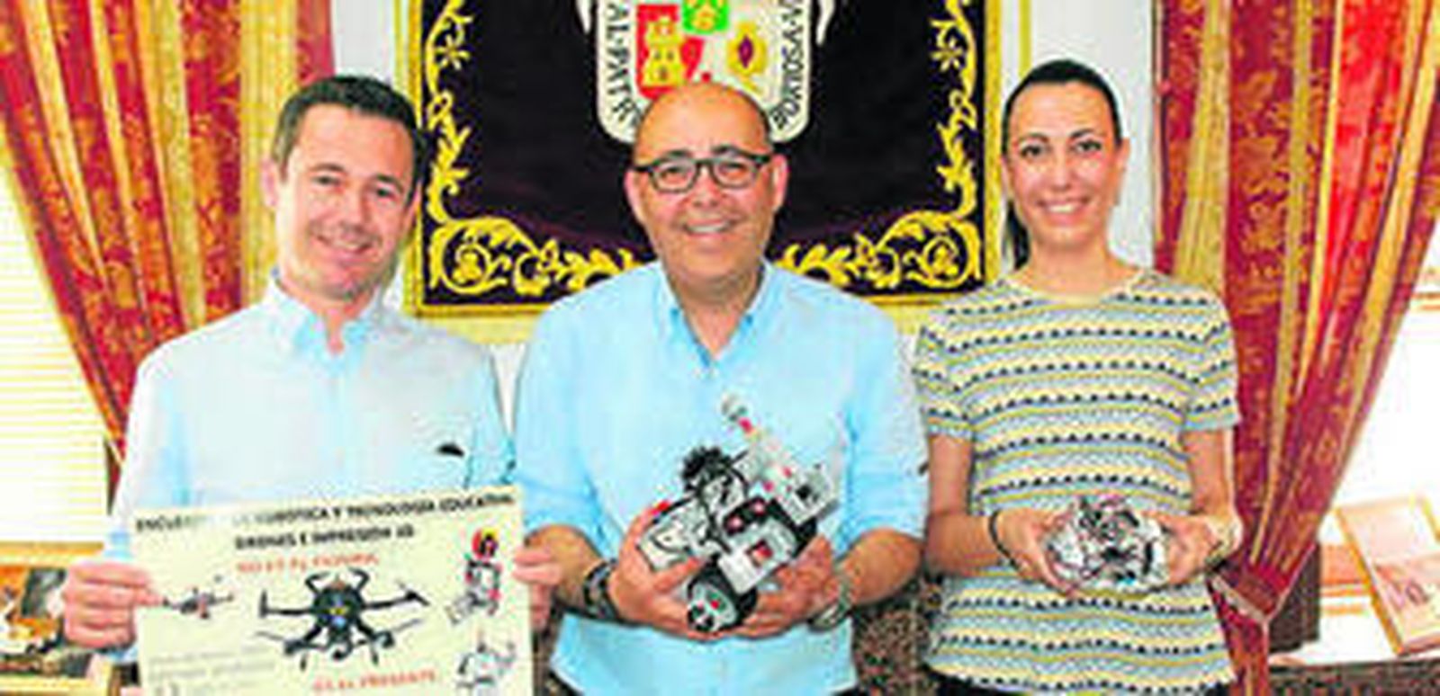 El responsable del GUadalinfo, el alcalde y la edil de Educación.