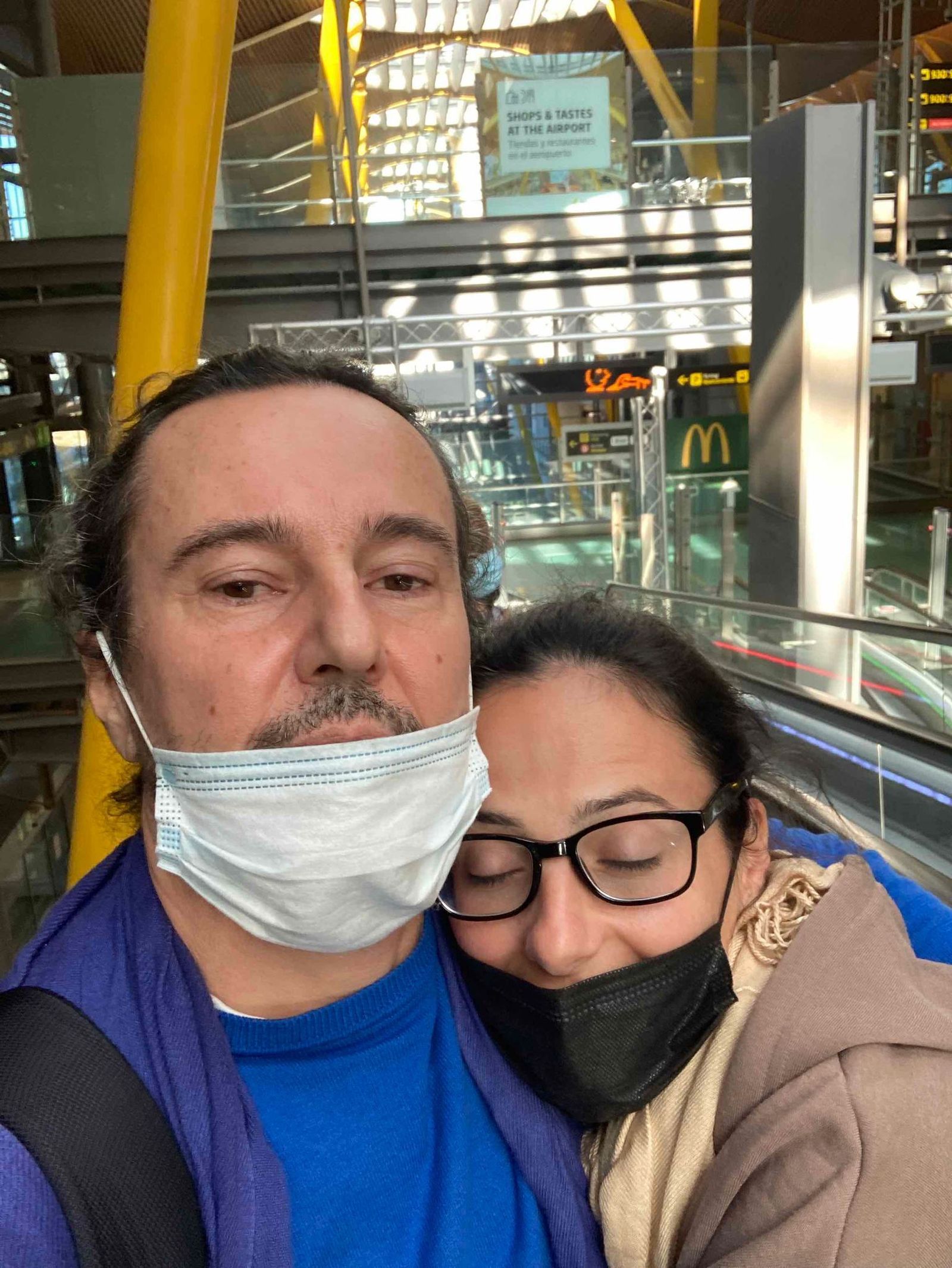 Mercedes Cárdenas junto a su pareja, José Luis Sánchez, a su llegada a Barajas el viernes.