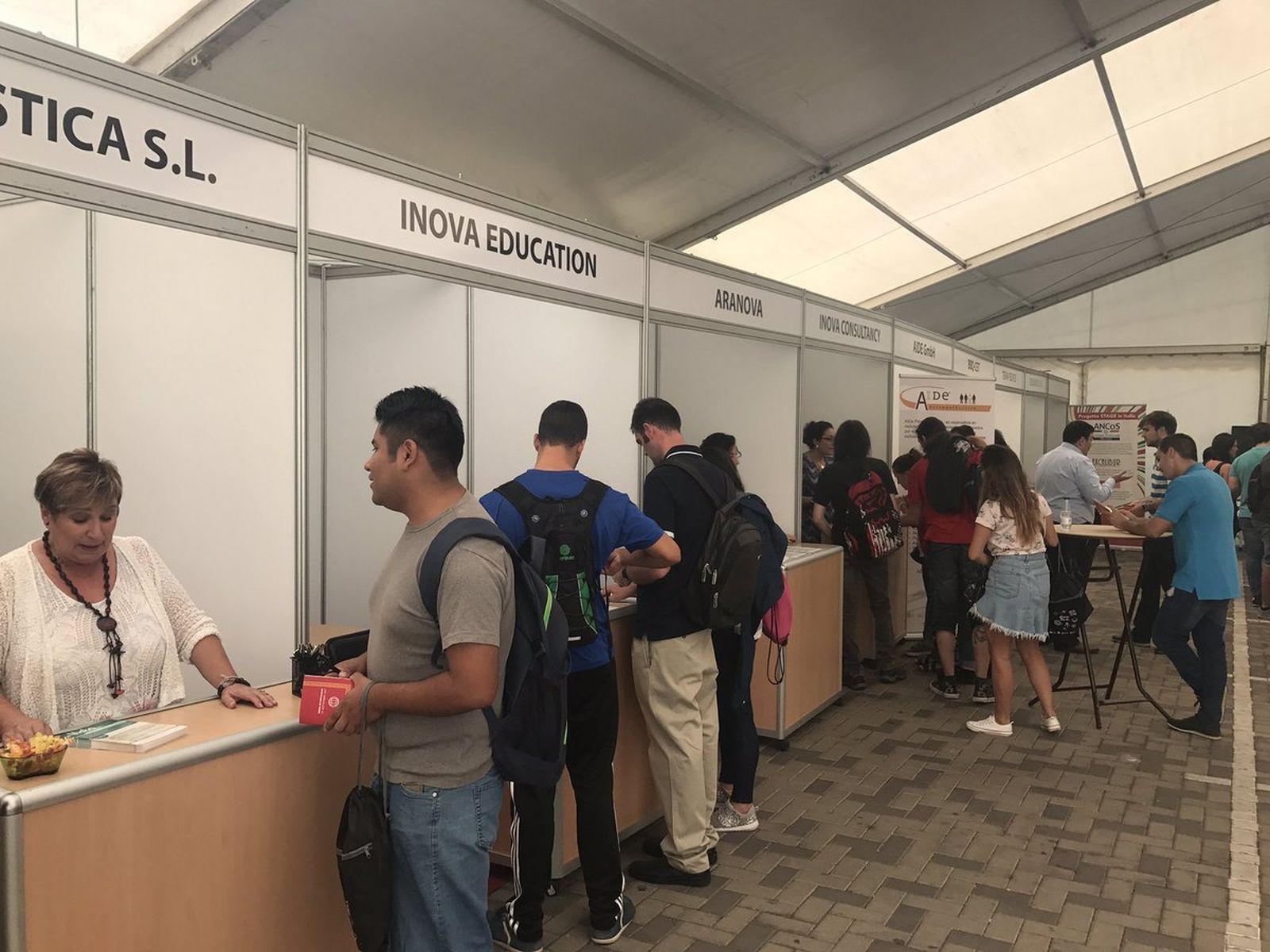 Un joven en uno de los stands en la feria del pasado año.