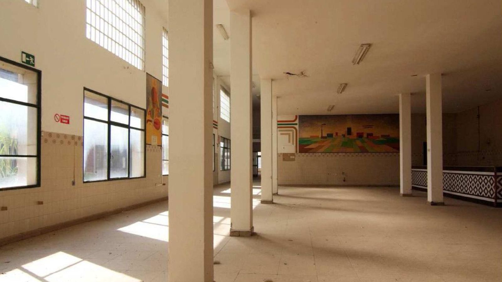 Zona de cafetería en el edificio principal.