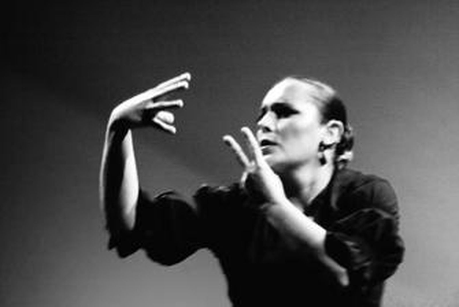 La artista Mª Ángeles Narváez, 'La niña de los cupones', durante el espectáculo '30 decibelios'.