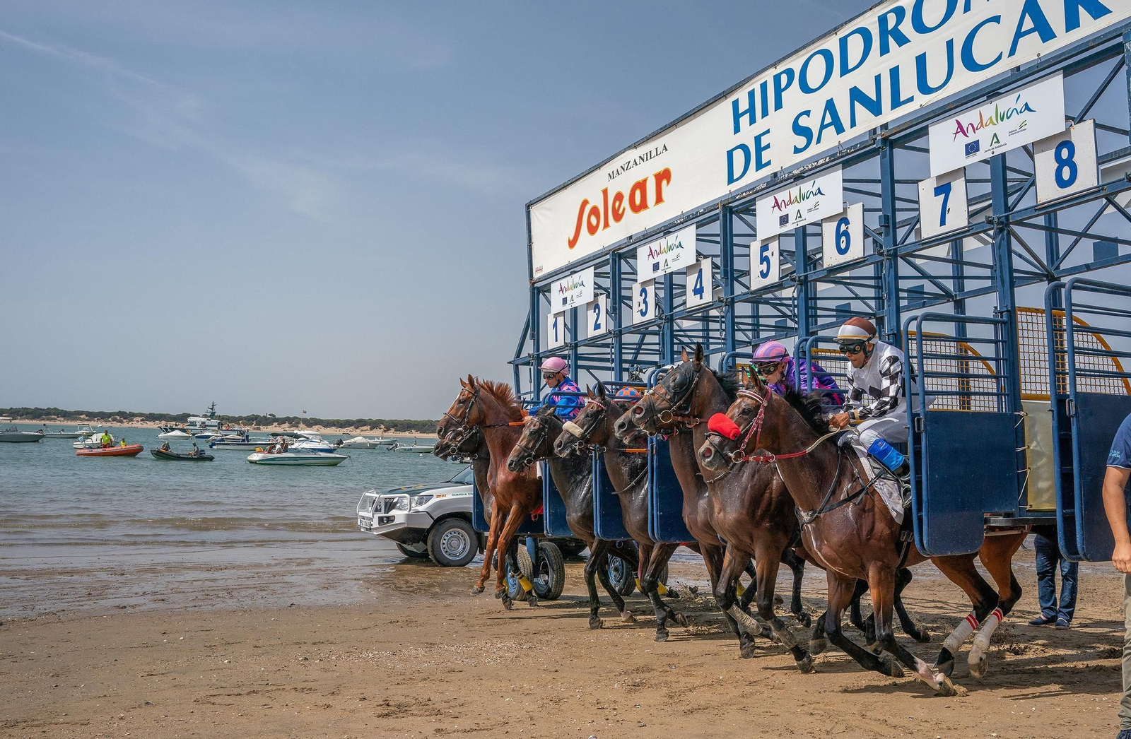 Salida de una carrera de caballos en Sanlúcar en una edición anterior. Salida de una carrera de caballos en Sanlúcar en una edición anterior.