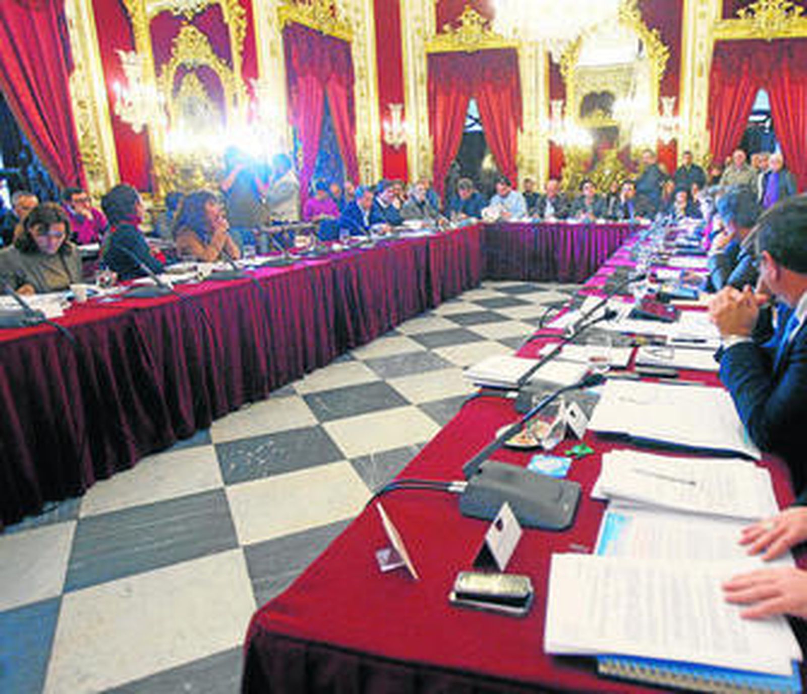 Gemma Araujo, primera por la izquierda, durante el pleno de ayer en Cádiz.