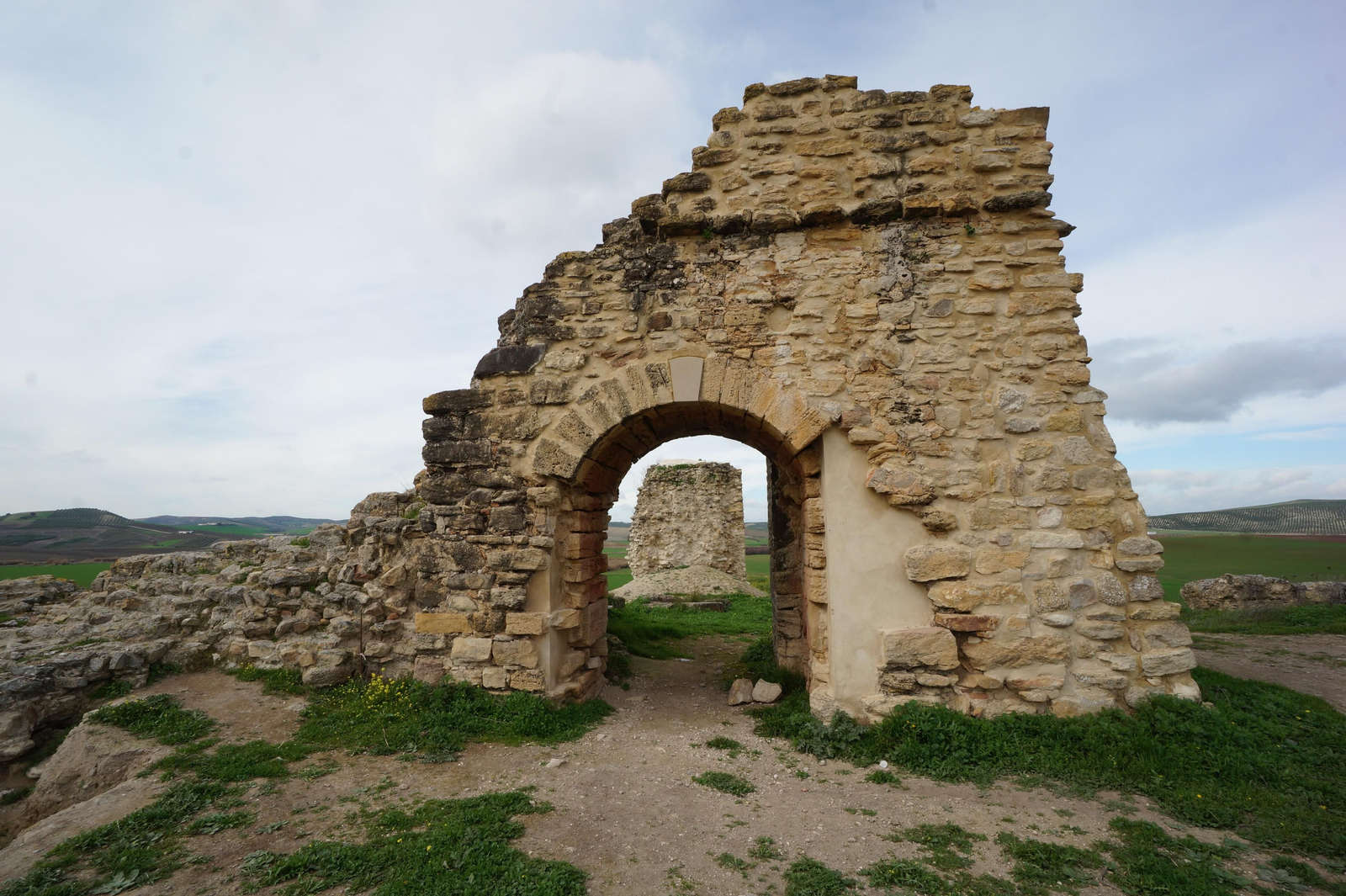 El castillo de Dos Hermanas de Montemayor, en fotografías