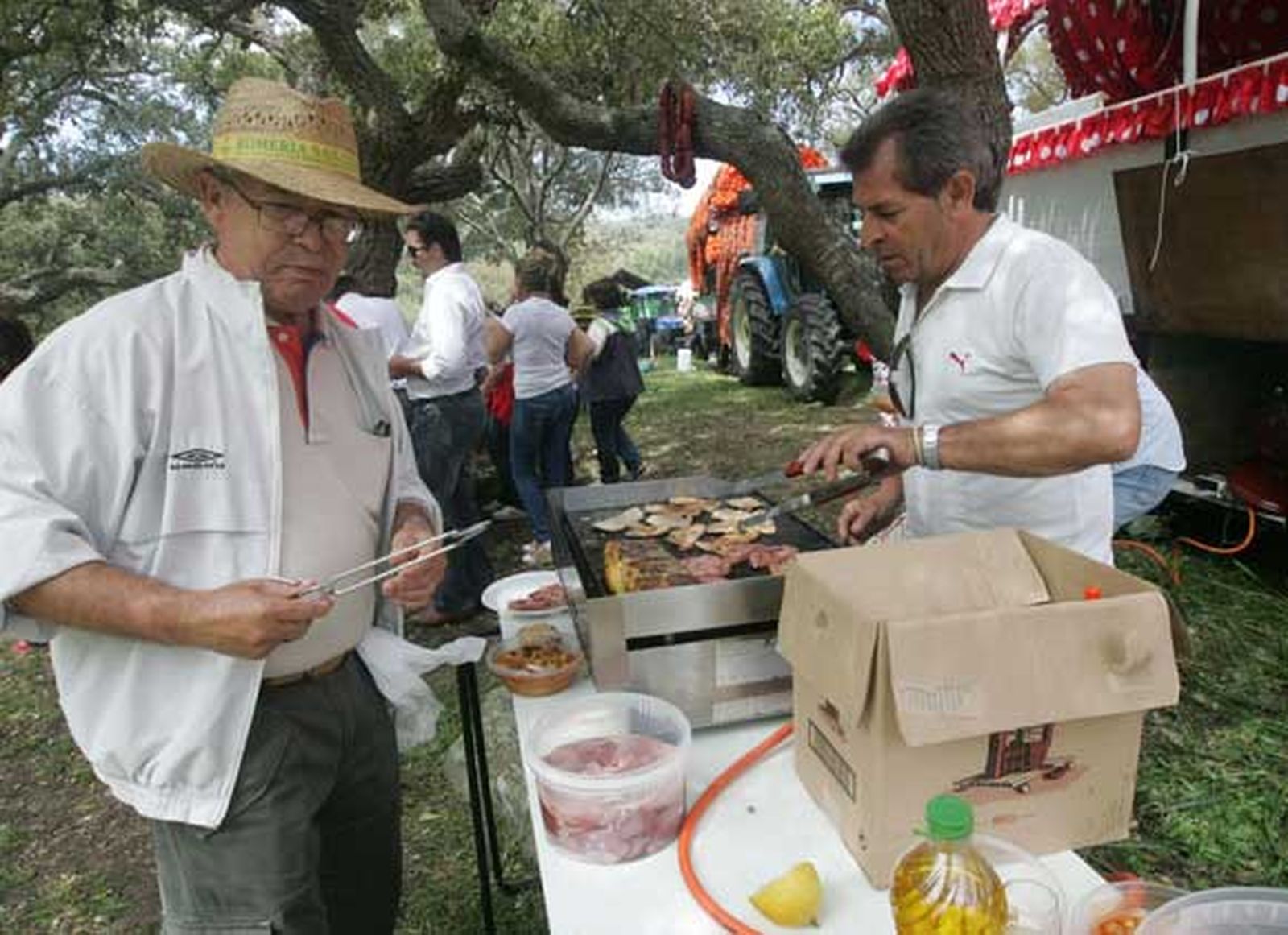 El almuerzo campestre marca la jornada en la Montera del Torero. La hermandad agradece la cada vez mayor afluencia de personas a la misa en honor al patrón./Fotos:José María Quiñones
